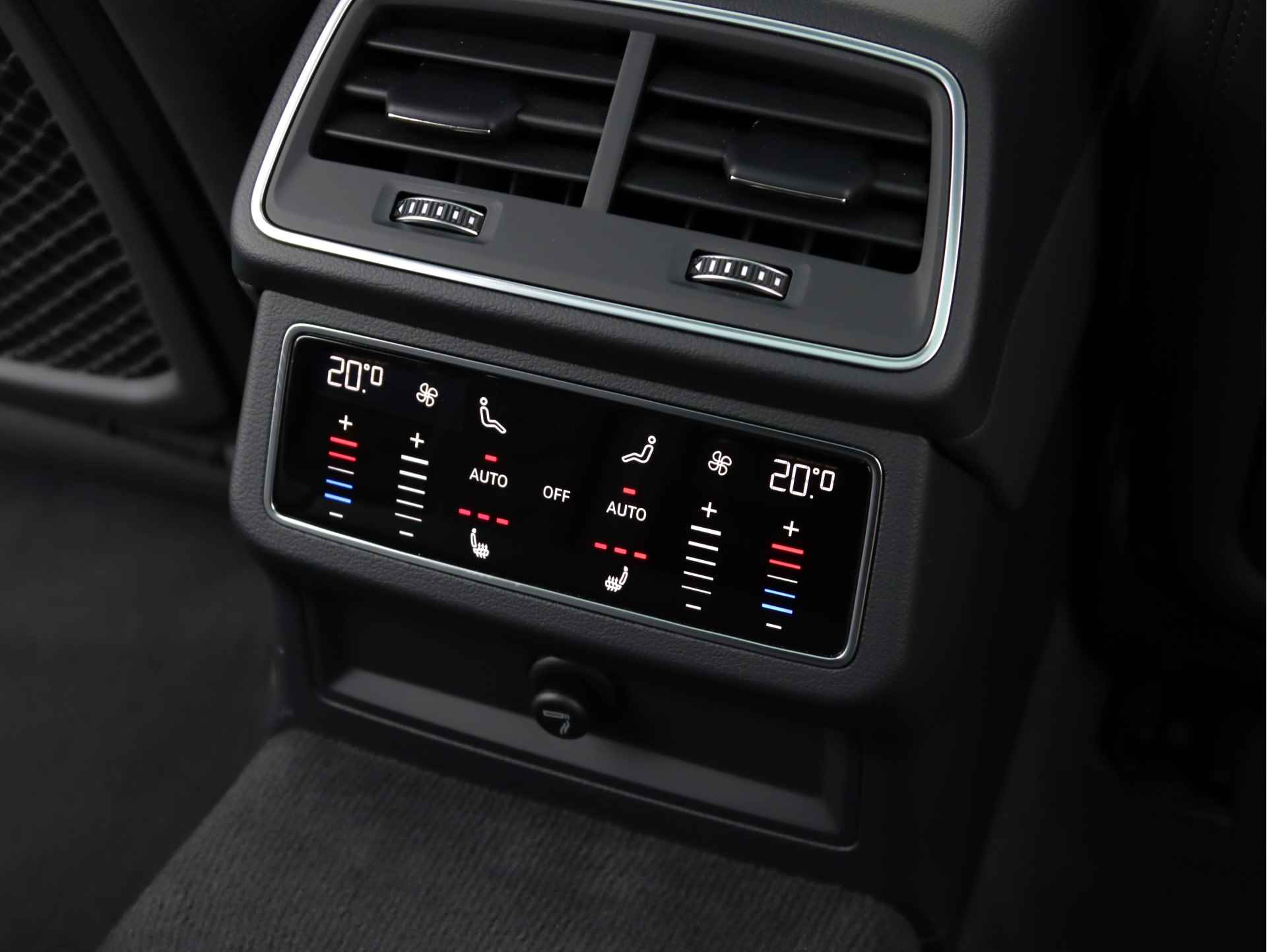 Audi RS6 Avant 4.0 TFSI quattro 600pk | 305km/u | Keramisch | B&O | Vierwielbesturing | Pano | Head-up | Servo | Trekhaak | 22" Velgen | Stoelventilatie | Stoelverwarming v+a - 55/55