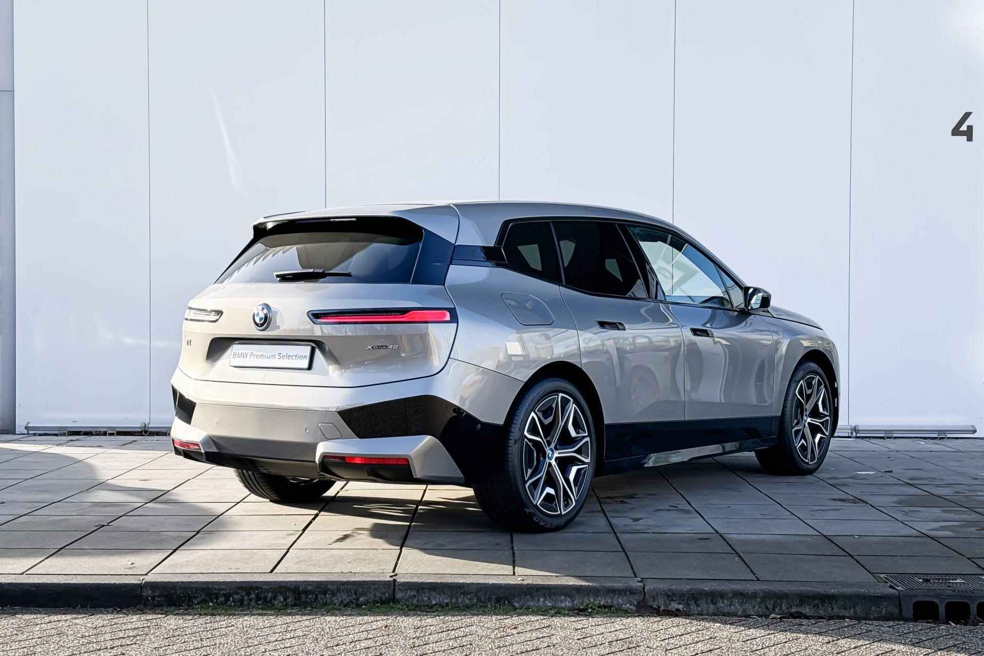 BMW iX xDrive40 High Executive 77 kWh Sportpakket / Stuurwielrand Verwarming / Comfort Acces / Skylounge / Getinte Ramen / Stoelverwarming / 4 Zone Airco / Driving Assistant Prof / Harman Kardon / Parking Assistant Plus - 4/28