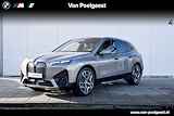 BMW iX xDrive40 High Executive 77 kWh Sportpakket / Stuurwielrand Verwarming / Comfort Acces / Skylounge / Getinte Ramen / Stoelverwarming / 4 Zone Airco / Driving Assistant Prof / Harman Kardon / Parking Assistant Plus