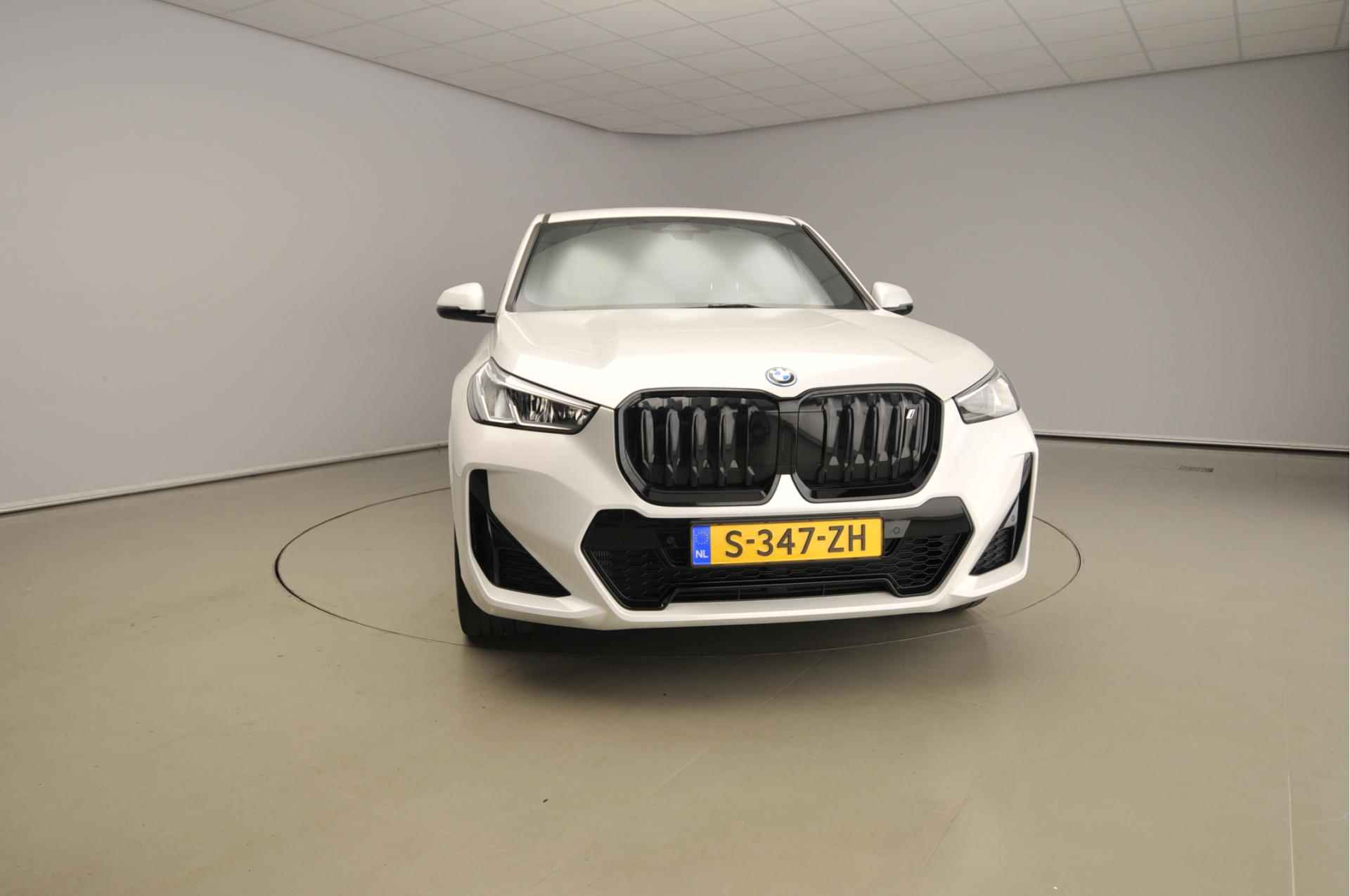 BMW iX1 xDrive30 | M-Sportpakket | LED | Leder | Navigatie | Trekhaak | Sportstoelen | Stoelverwarming | DAB | Alu 19 inch - 6/42