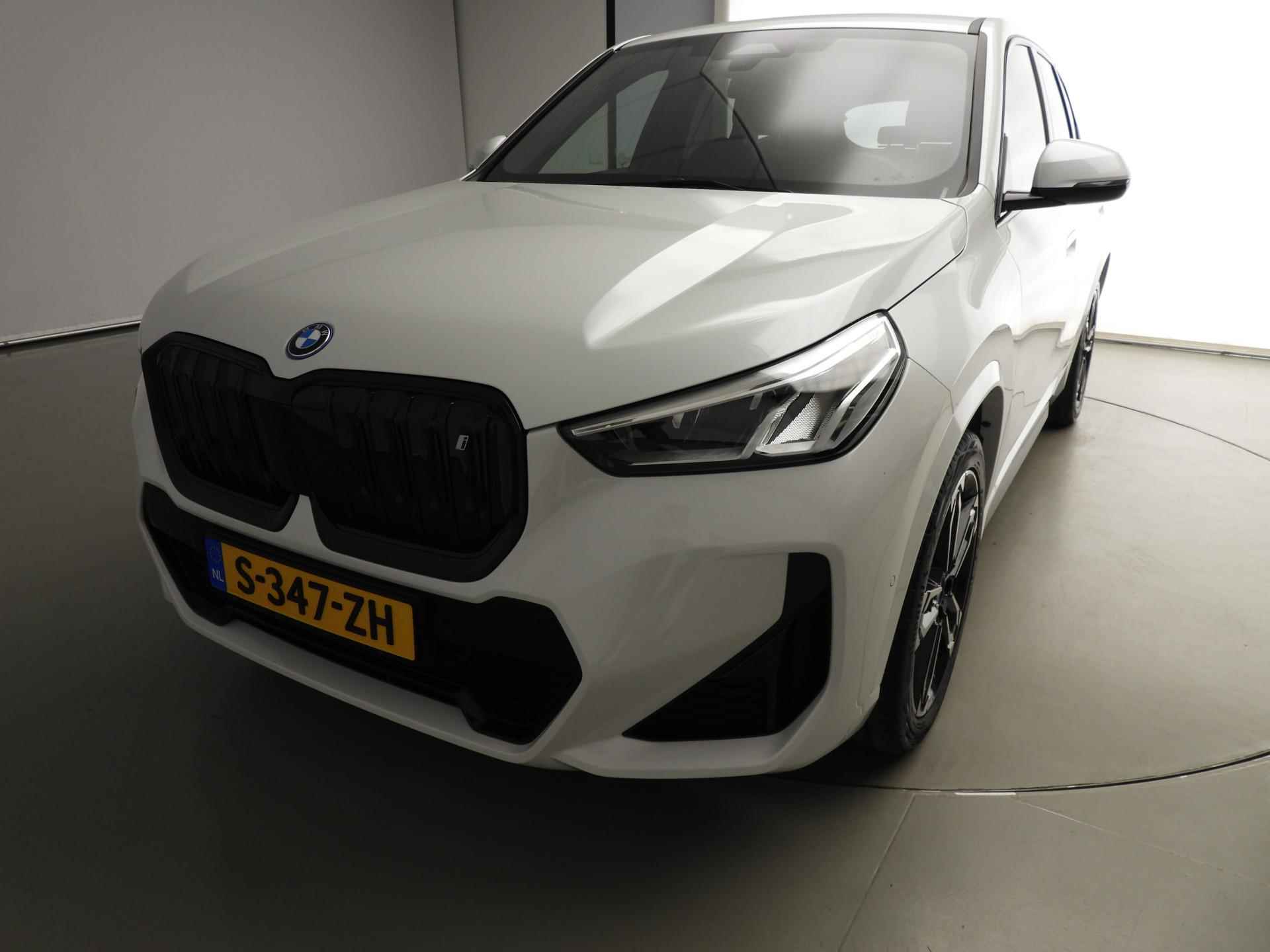 BMW iX1 xDrive30 | M-Sportpakket | LED | Leder | Navigatie | Trekhaak | Sportstoelen | Stoelverwarming | DAB | Alu 19 inch - 39/42