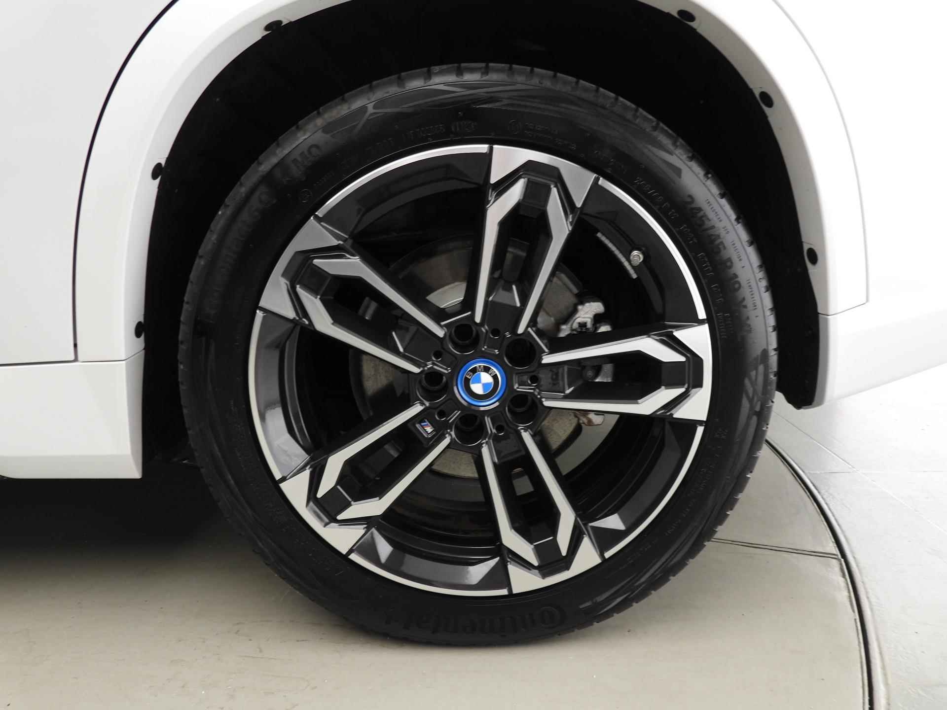 BMW iX1 xDrive30 | M-Sportpakket | LED | Leder | Navigatie | Trekhaak | Sportstoelen | Stoelverwarming | DAB | Alu 19 inch - 42/42