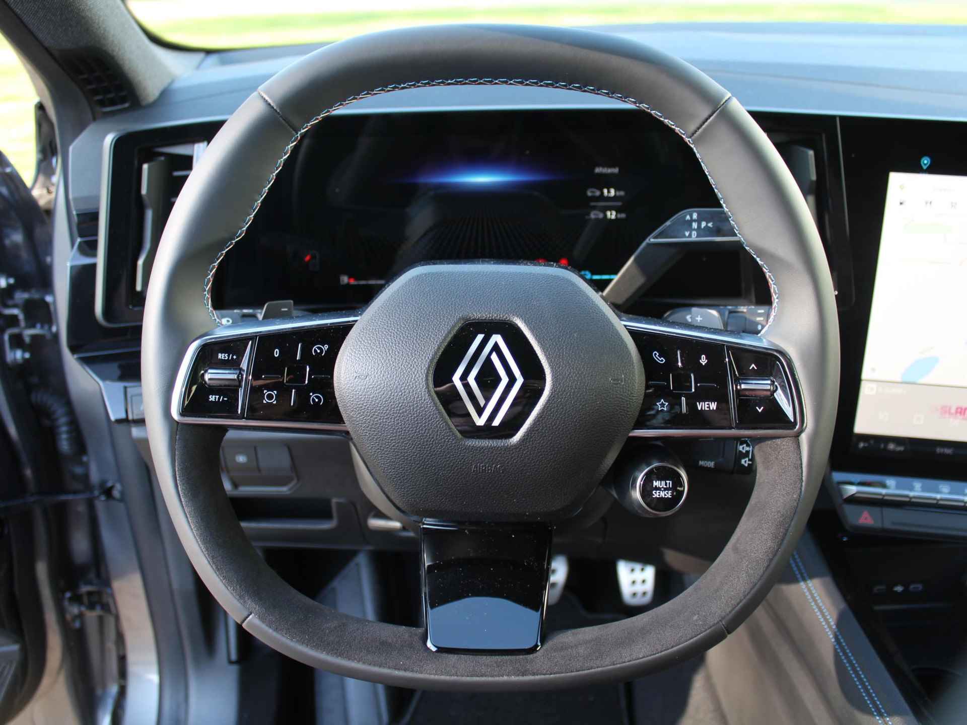 Renault Austral E-Tech Hybrid 200 Techno Esprit Alpine / Levertijd in overleg / AUTOMAAT / Achteruitrijcamera / LED / Apple Car Play & Android Auto / Armsteun voor / Cruise control / DAB / Dakrails / Dode hoek detectie / Elektrisch bedienbare achterklep / Metaalkleur / Draadloze telefoonlader / Automatische airco / Keyless / Lichtmetalen velgen 20" / Navigatiesysteem / Parkeersensoren voor + achter - 25/53