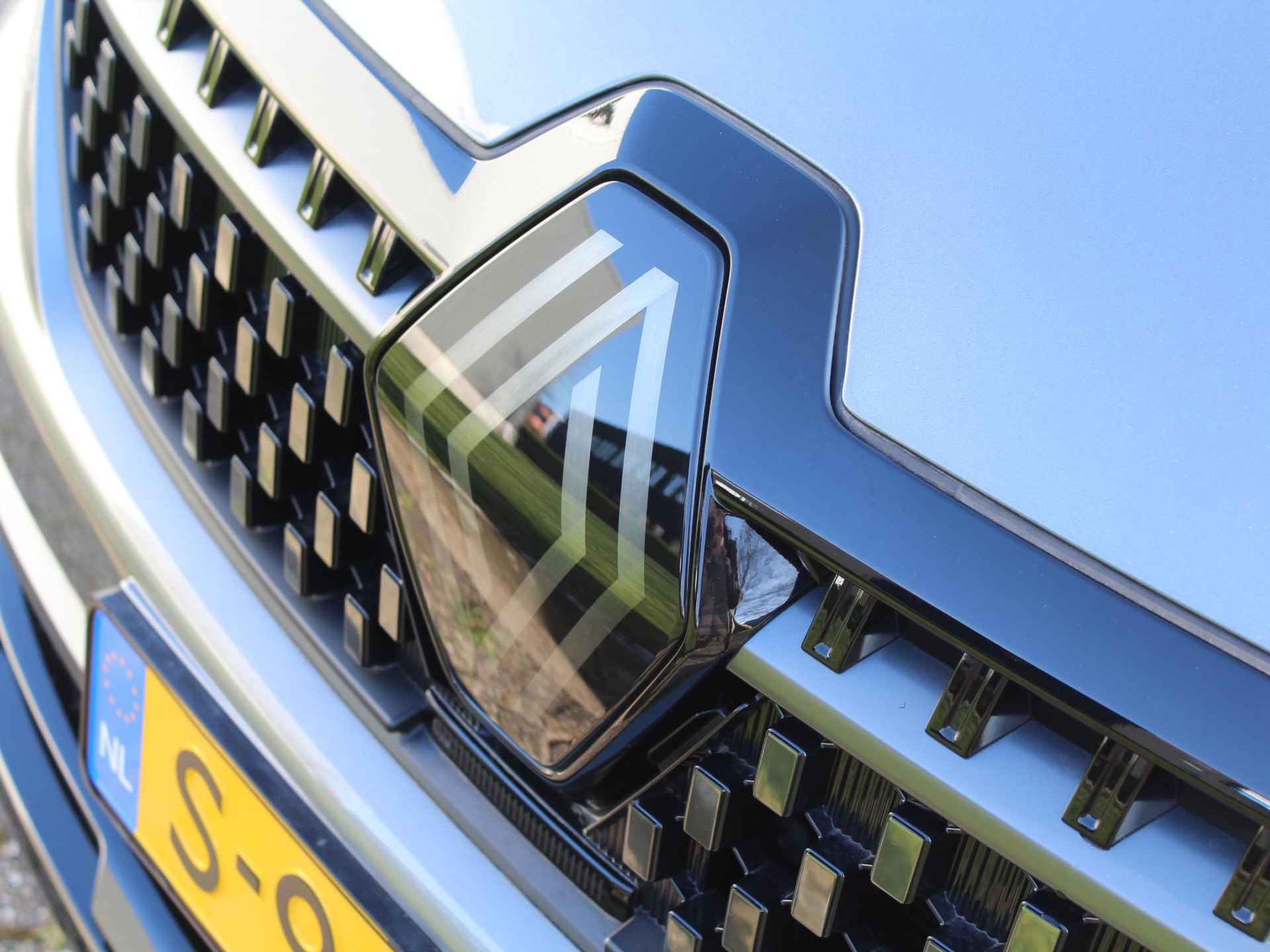 Renault Austral E-Tech Hybrid 200 Techno Esprit Alpine / Levertijd in overleg / AUTOMAAT / Achteruitrijcamera / LED / Apple Car Play & Android Auto / Armsteun voor / Cruise control / DAB / Dakrails / Dode hoek detectie / Elektrisch bedienbare achterklep / Metaalkleur / Draadloze telefoonlader / Automatische airco / Keyless / Lichtmetalen velgen 20" / Navigatiesysteem / Parkeersensoren voor + achter - 45/53