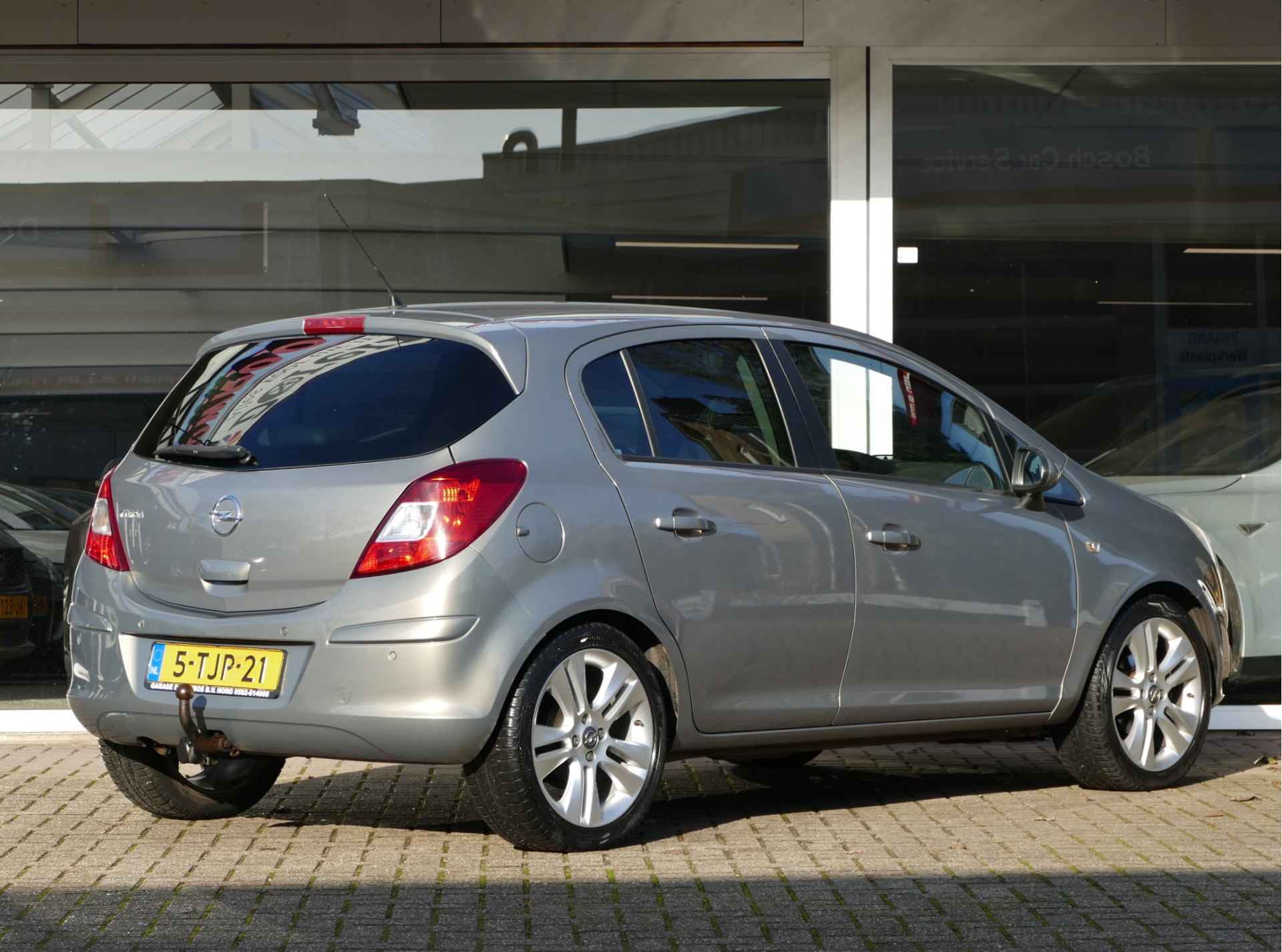 Opel Corsa 1.4-16V Cosmo | trekhaak | all-season-banden | parkeersensoren - 2/43