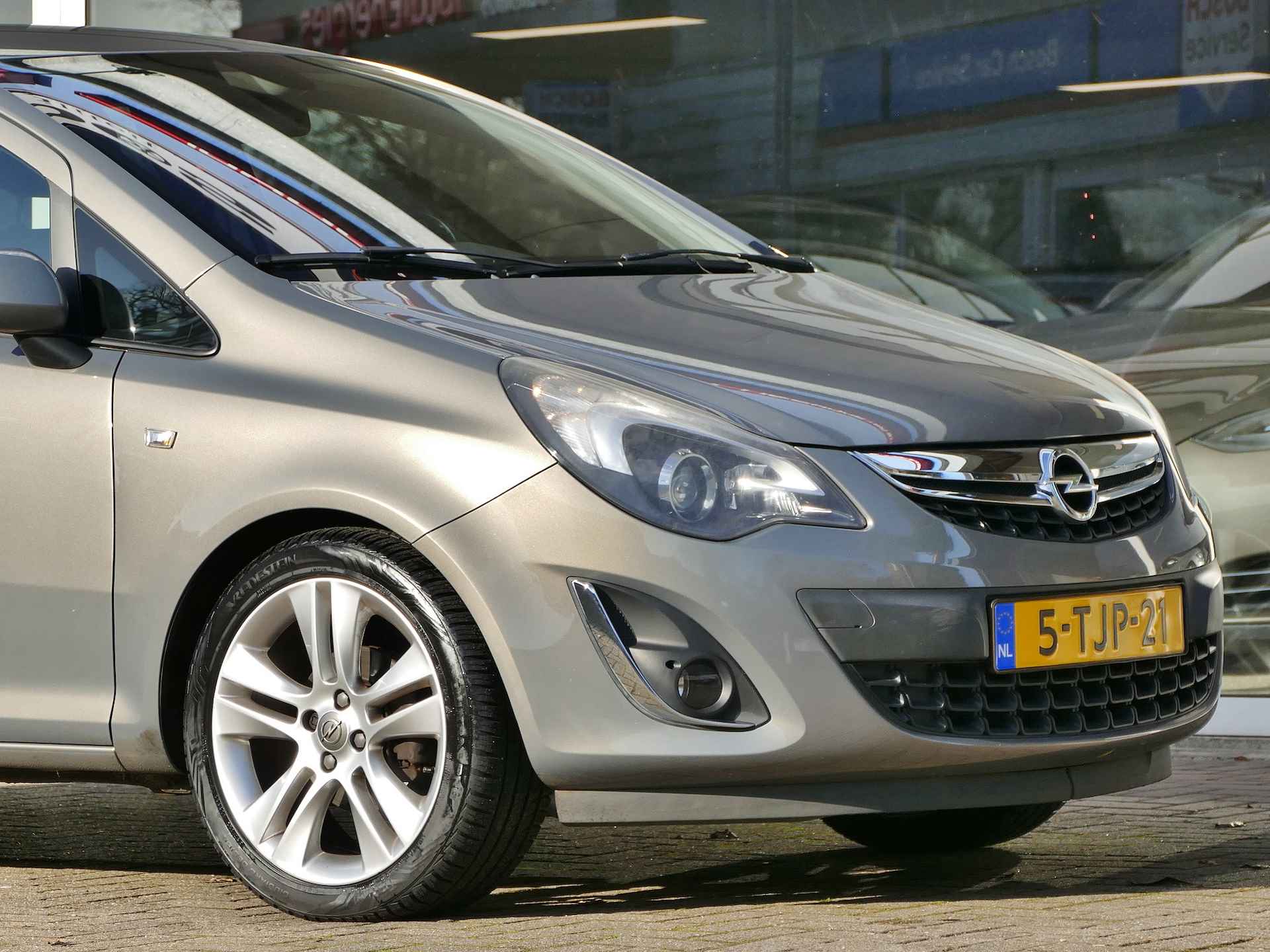 Opel Corsa 1.4-16V Cosmo | trekhaak | all-season-banden | parkeersensoren - 3/43