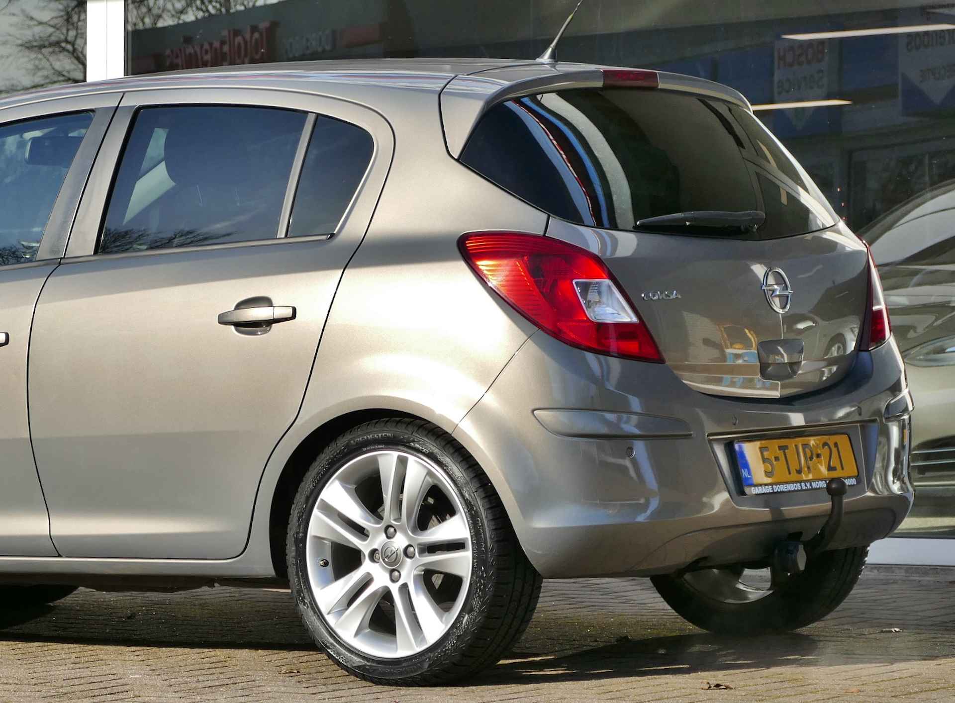 Opel Corsa 1.4-16V Cosmo | trekhaak | all-season-banden | parkeersensoren - 4/43