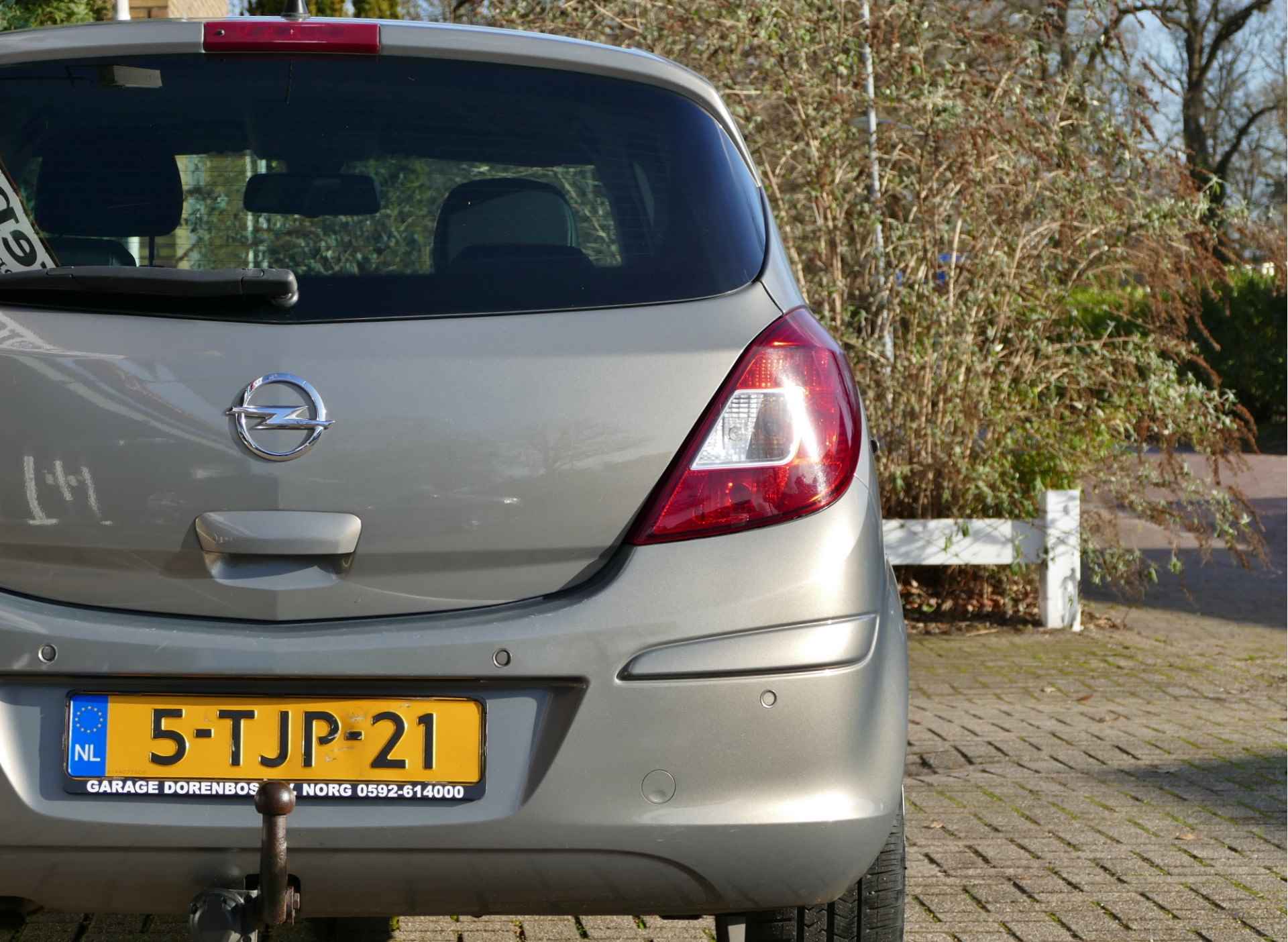 Opel Corsa 1.4-16V Cosmo | trekhaak | all-season-banden | parkeersensoren - 39/43