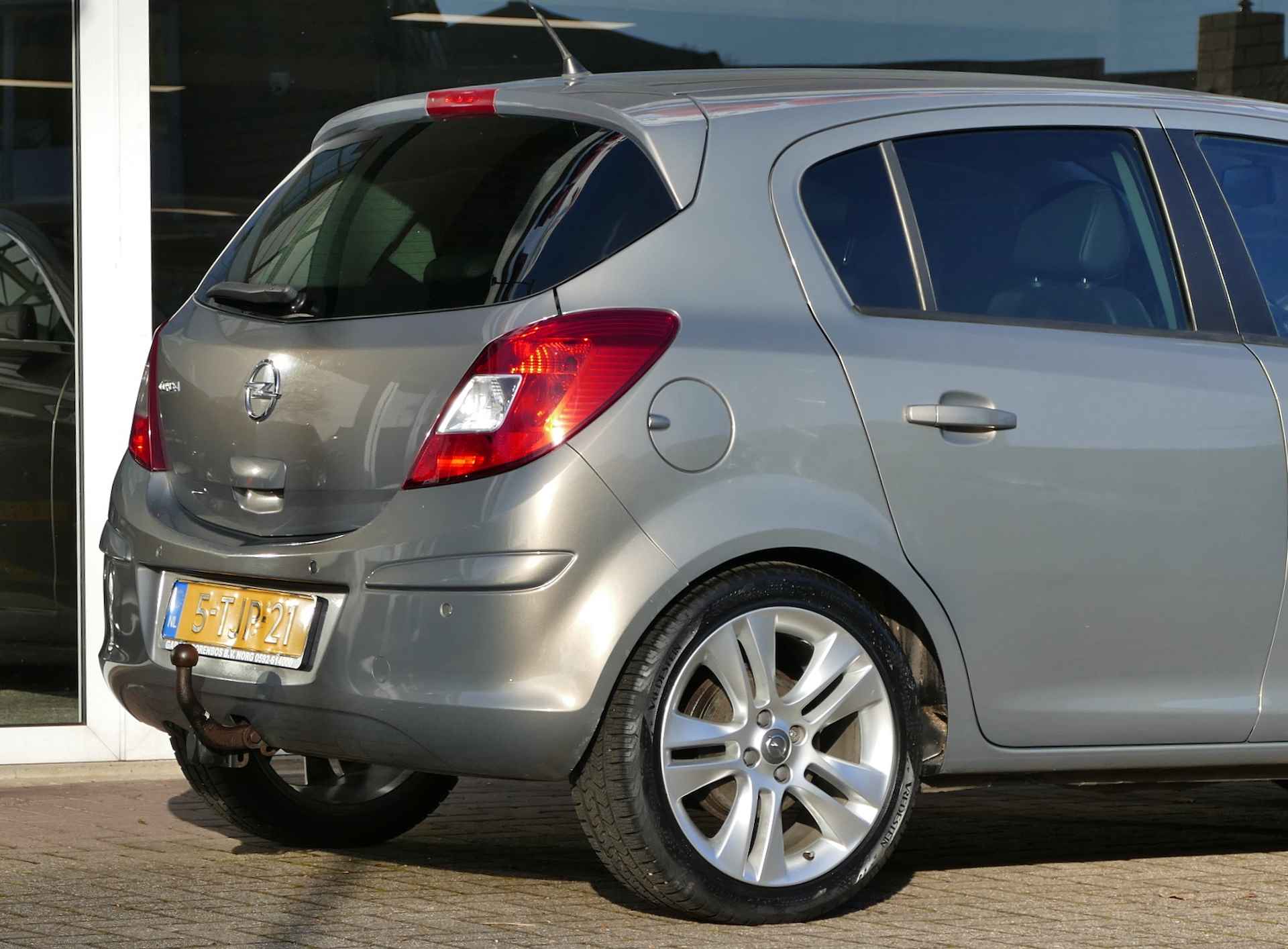 Opel Corsa 1.4-16V Cosmo | trekhaak | all-season-banden | parkeersensoren - 42/43