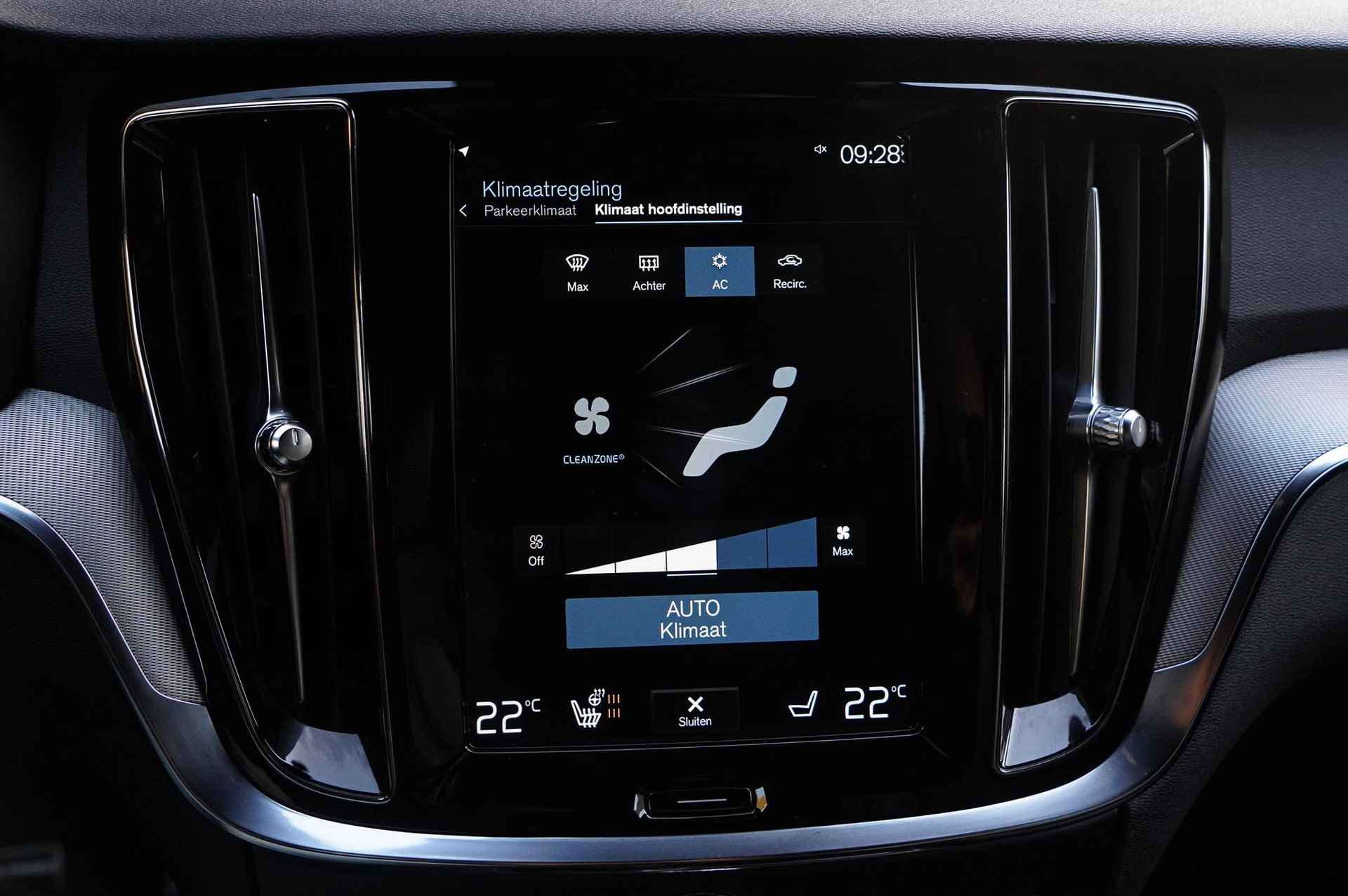 Volvo S60 2.0 Recharge T6 AWD R-Design | Trekhaak | Pilot Assist | Stoel- stuurverwarming | Park Assist | Apple Carplay - 22/29