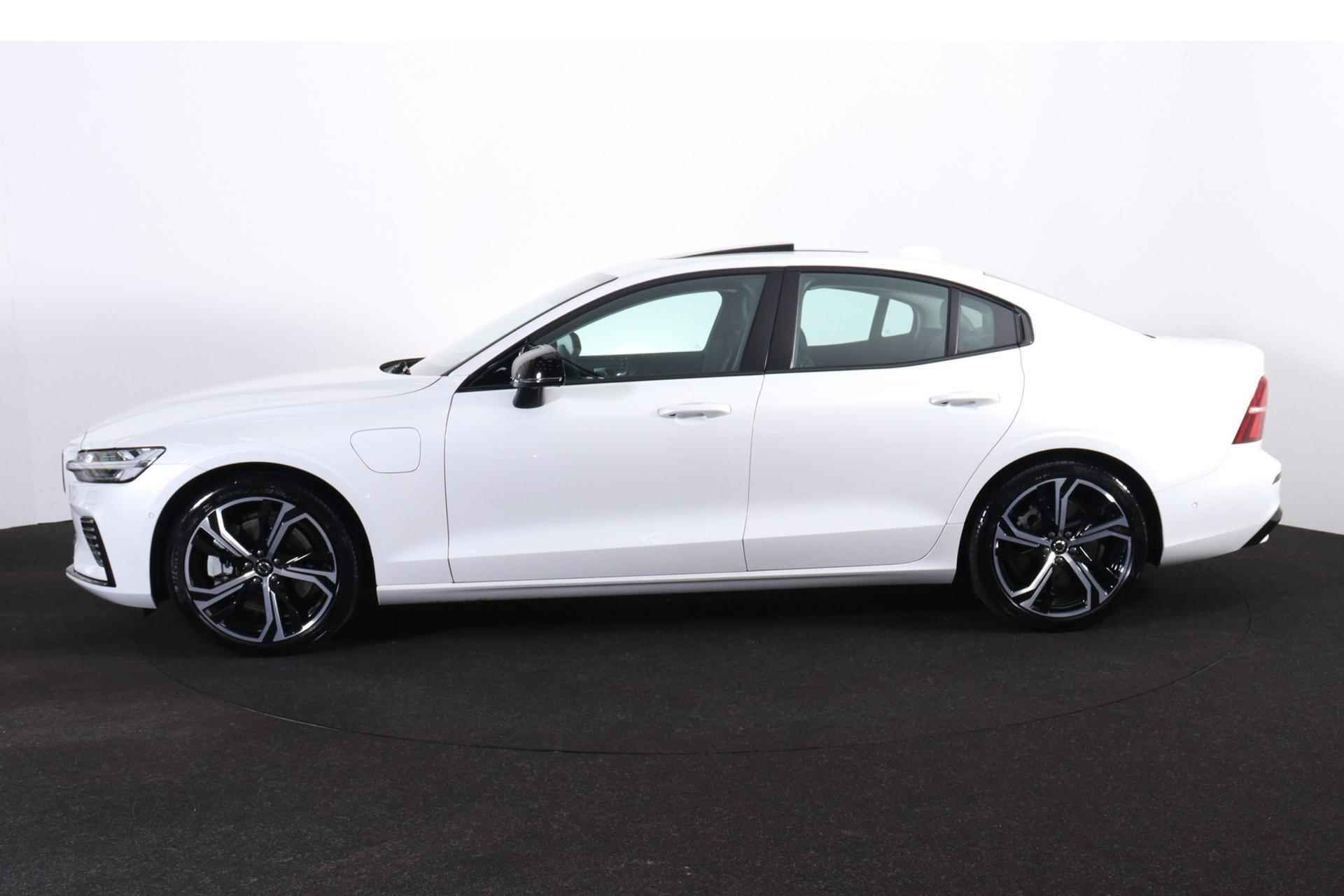 Volvo S60 Recharge T6 AWD Ultimate Dark - Schuif/kanteldak - IntelliSafe Assist & Surround - 360° Camera - Harman/Kardon audio - Verwarmde voorstoelen, stuur & achterbank - Parkeersensoren voor & achter - Elektr. bedienb. voorstoelen met geheugen - Head up display - Elektr. inklapbare trekhaak - 19' LMV - 3/28