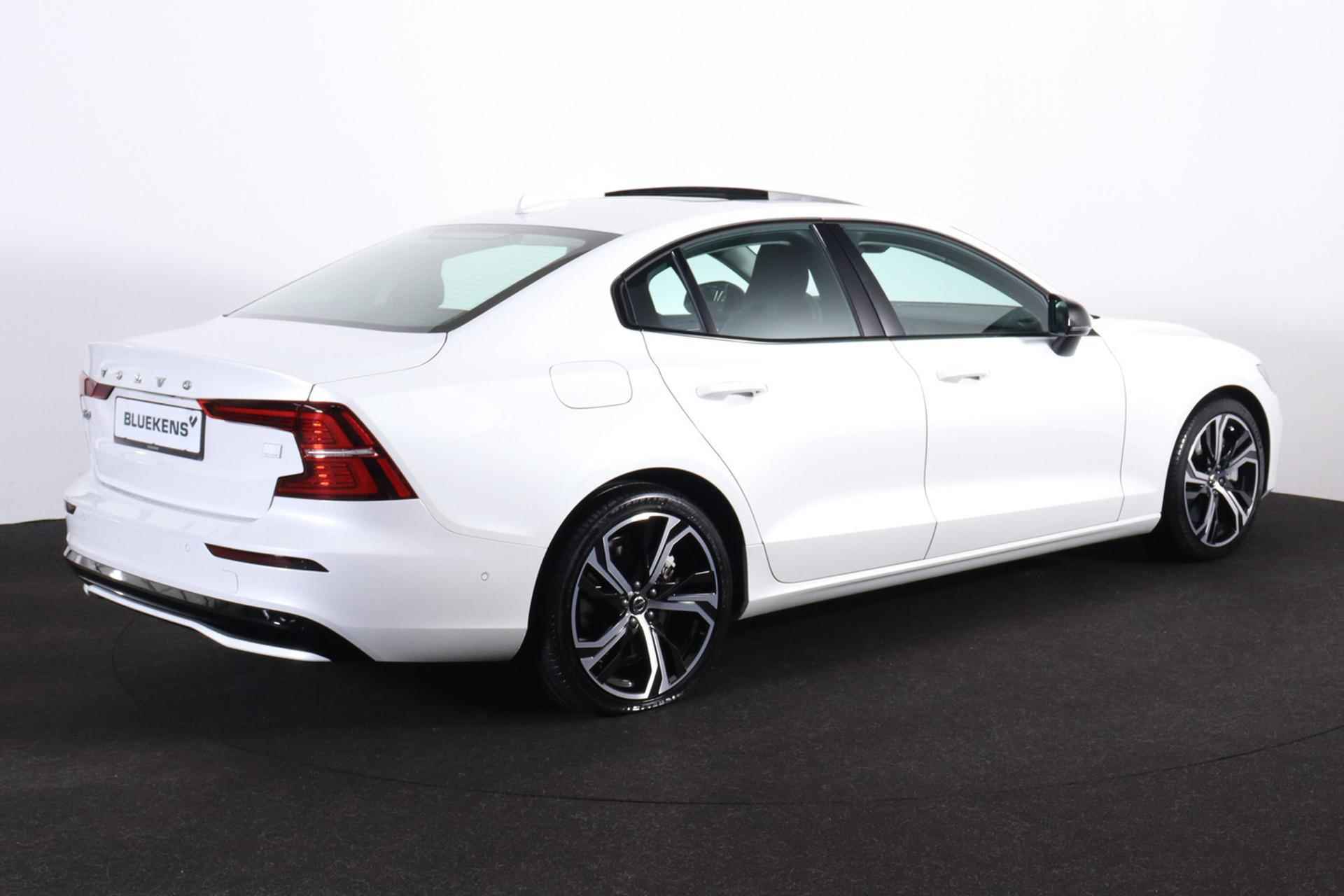 Volvo S60 Recharge T6 AWD Ultimate Dark - Schuif/kanteldak - IntelliSafe Assist & Surround - 360° Camera - Harman/Kardon audio - Verwarmde voorstoelen, stuur & achterbank - Parkeersensoren voor & achter - Elektr. bedienb. voorstoelen met geheugen - Head up display - Elektr. inklapbare trekhaak - 19' LMV - 5/28