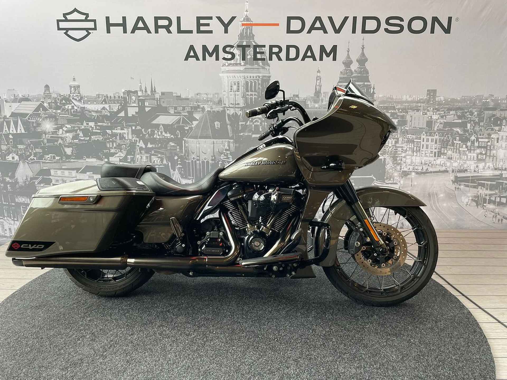Harley-Davidson FLTRXSE CVO ROAD GLIDE - 1/8