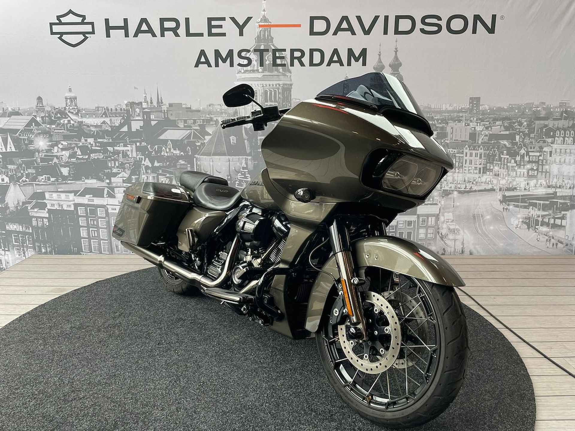 Harley-Davidson FLTRXSE CVO ROAD GLIDE - 3/8