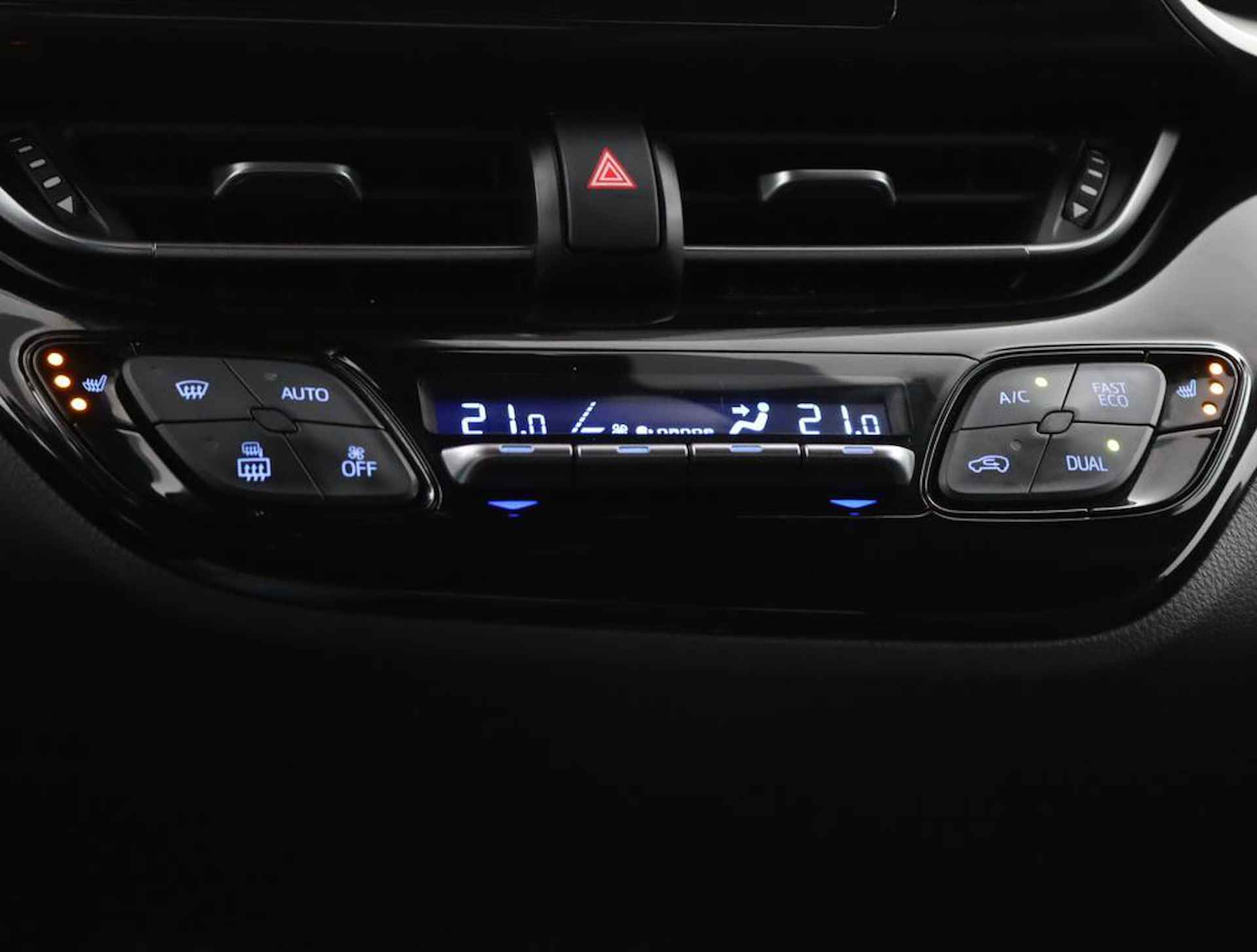 Toyota C-HR 1.8 Hybrid Executive | Full map navigatie | Camera | 1/2 lederen bekleding | All season banden | - 7/51