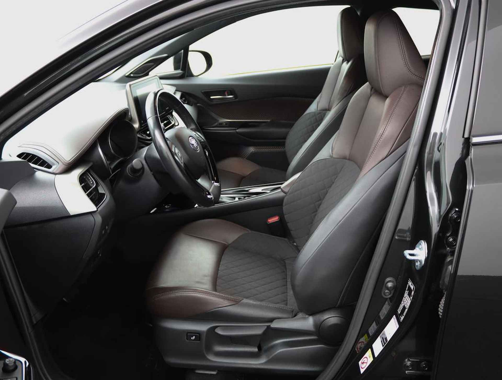 Toyota C-HR 1.8 Hybrid Premium | Full map navigatie | Camera | 1/2 lederen bekleding | All season banden | - 17/51