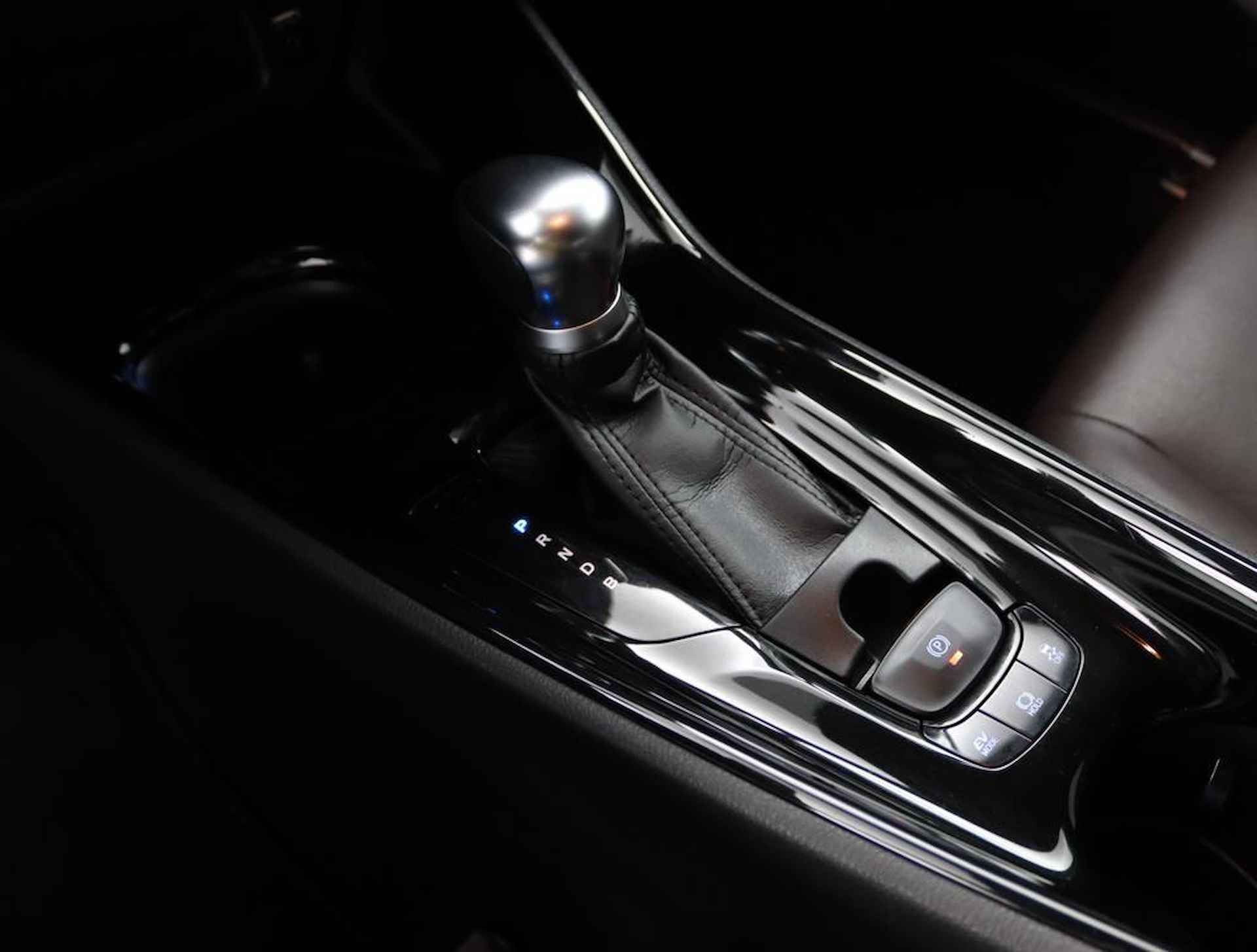 Toyota C-HR 1.8 Hybrid Premium | Full map navigatie | Camera | 1/2 lederen bekleding | All season banden | - 26/51