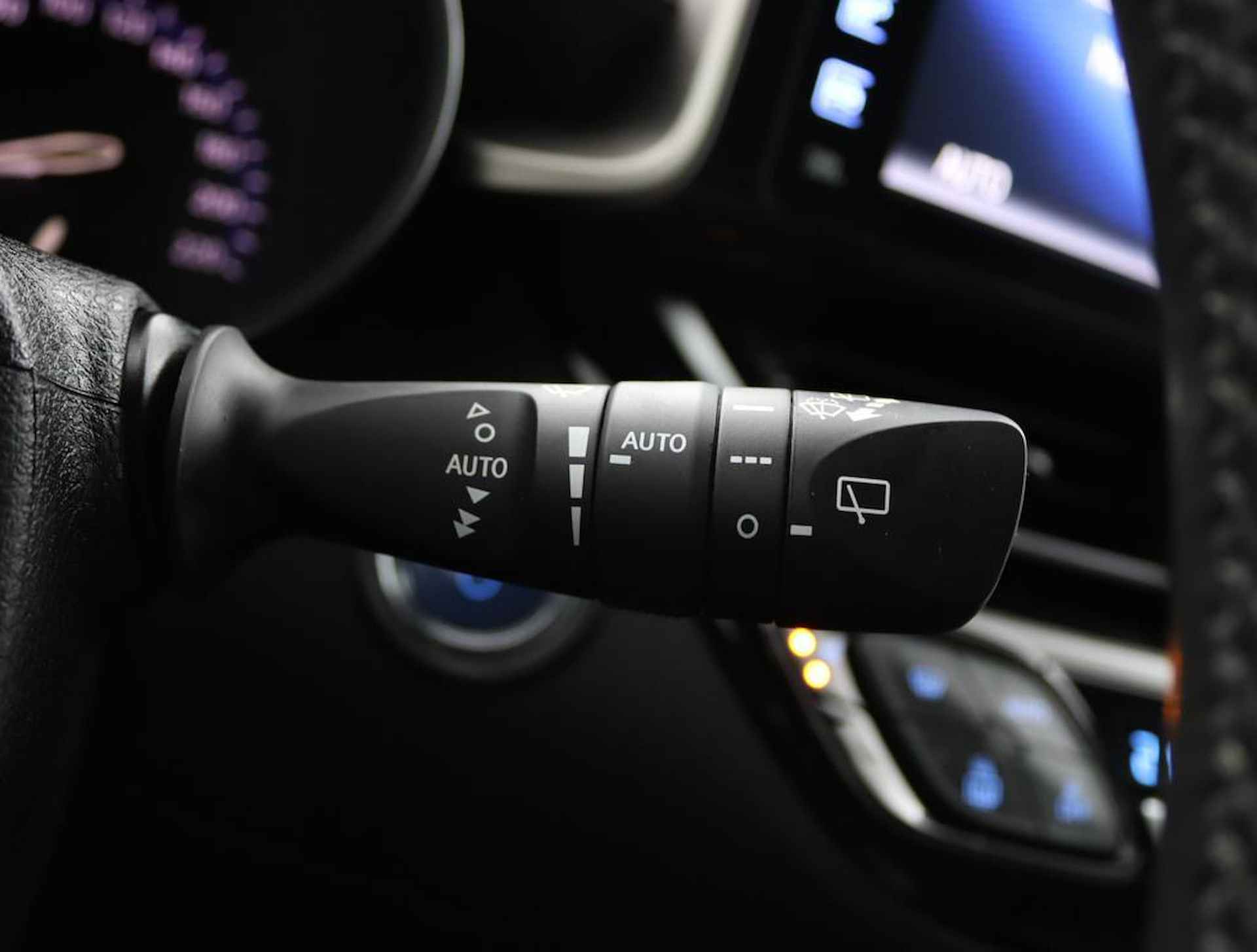 Toyota C-HR 1.8 Hybrid Premium | Full map navigatie | Camera | 1/2 lederen bekleding | All season banden | - 31/51