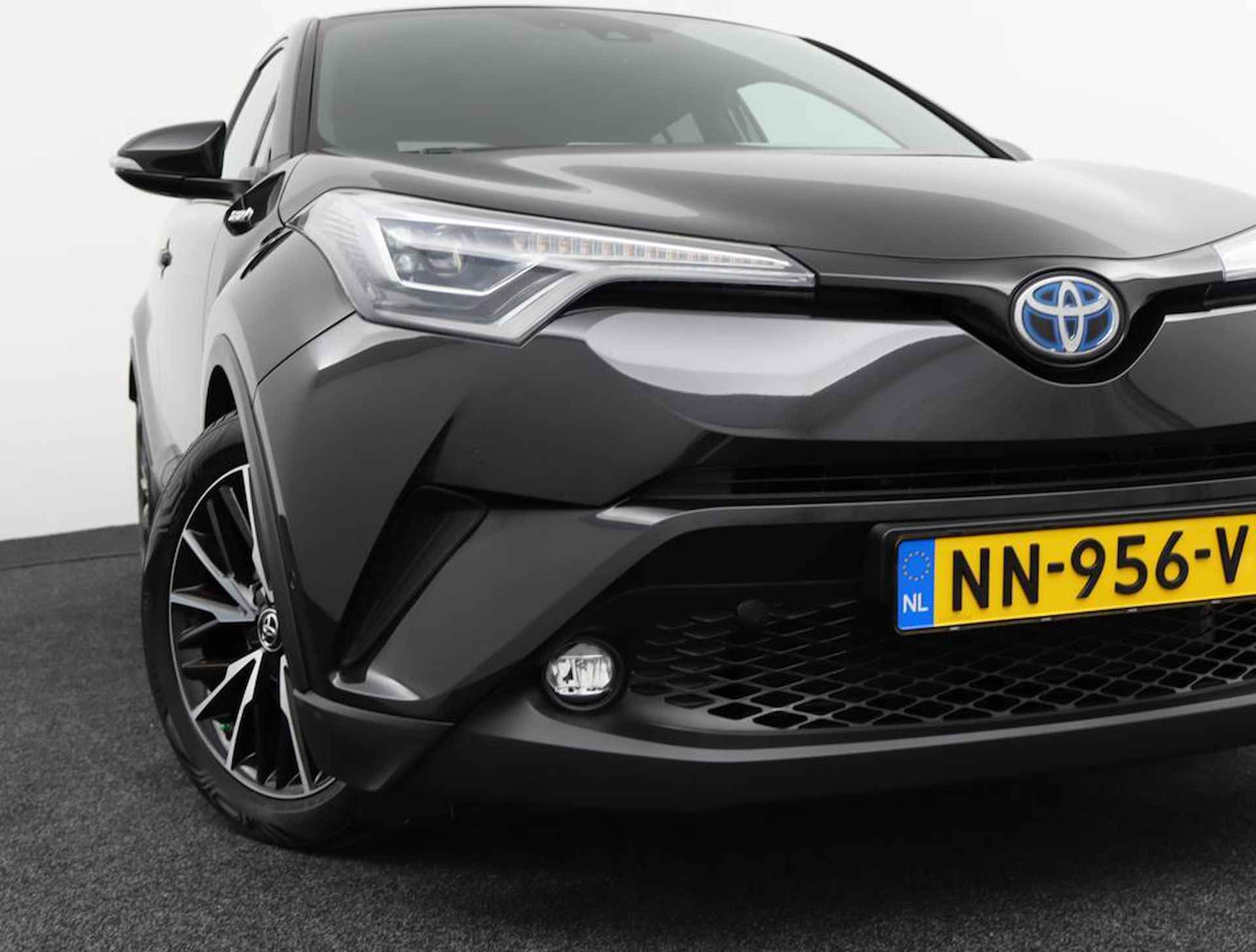 Toyota C-HR 1.8 Hybrid Premium | Full map navigatie | Camera | 1/2 lederen bekleding | All season banden | - 50/51