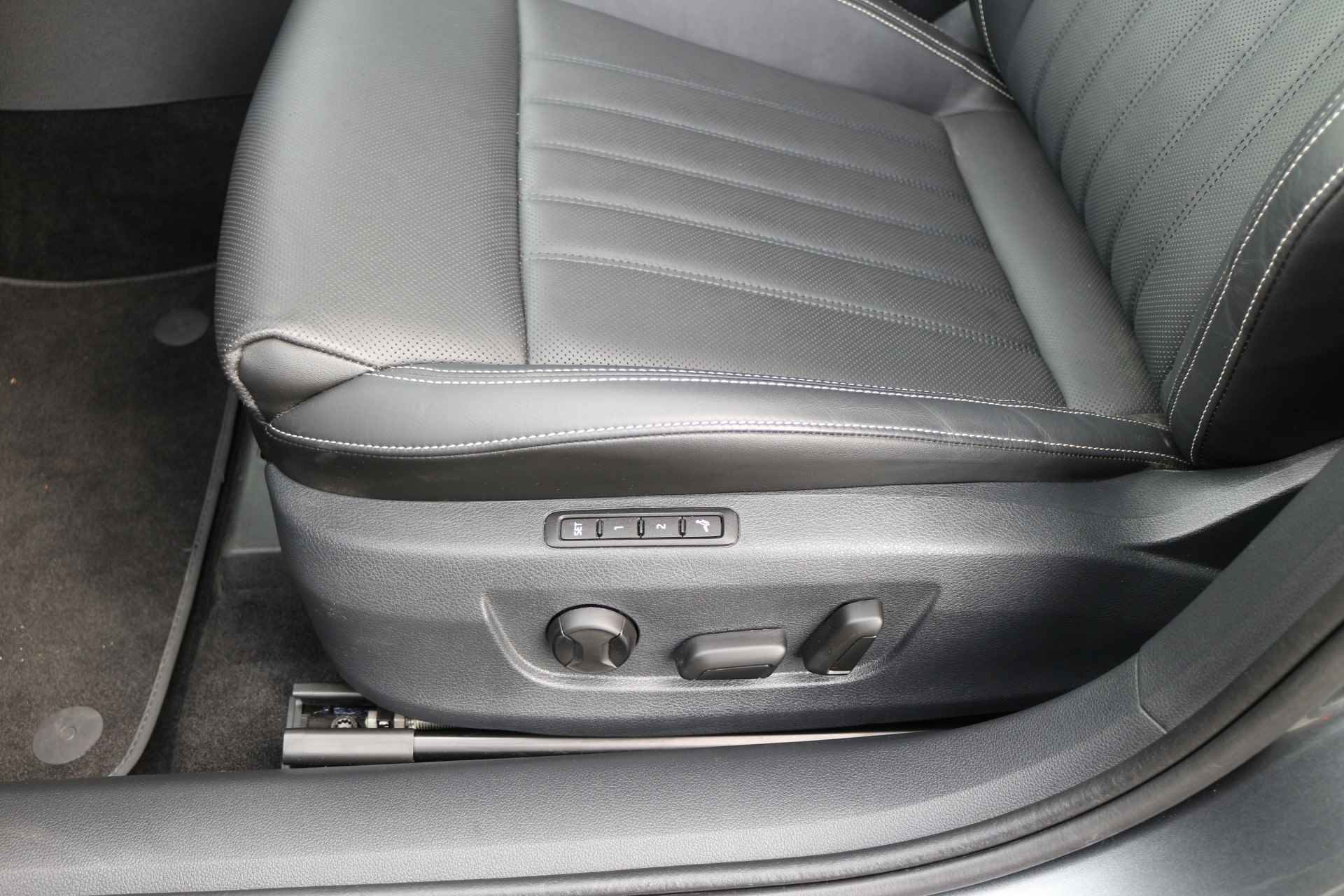 Škoda Superb Combi 1.4 TSI 218pk DSG iV Laurin & Klement , Pano dak, Virtual cockpit, Navi, Led / matrix , Electr. verstelb. stoelen met verw Fabrieksgarantie t/m 04-2025 - 24/92
