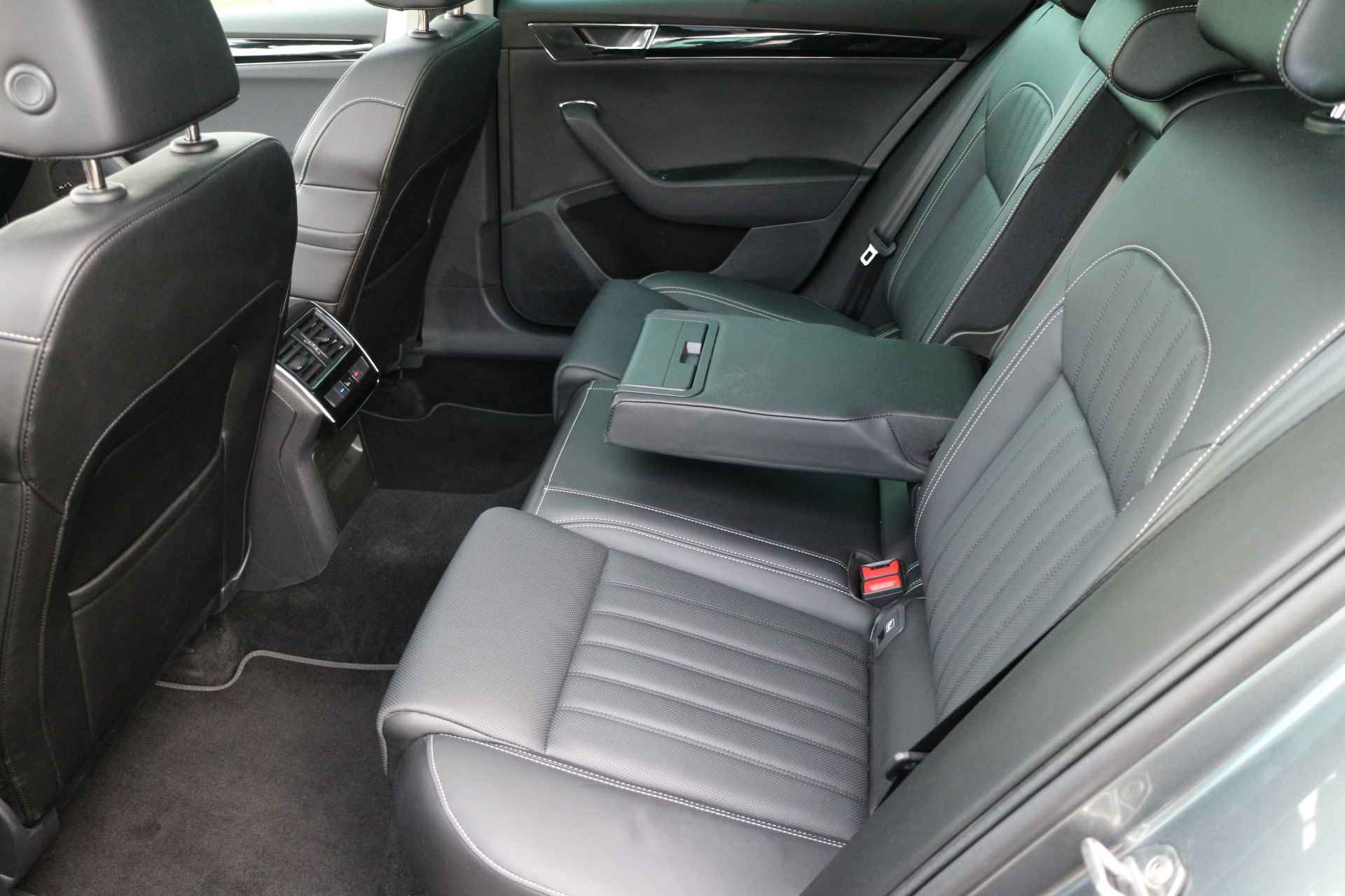 Škoda Superb Combi 1.4 TSI 218pk DSG iV Laurin & Klement , Pano dak, Virtual cockpit, Navi, Led / matrix , Electr. verstelb. stoelen met verw Fabrieksgarantie t/m 04-2025 - 26/92