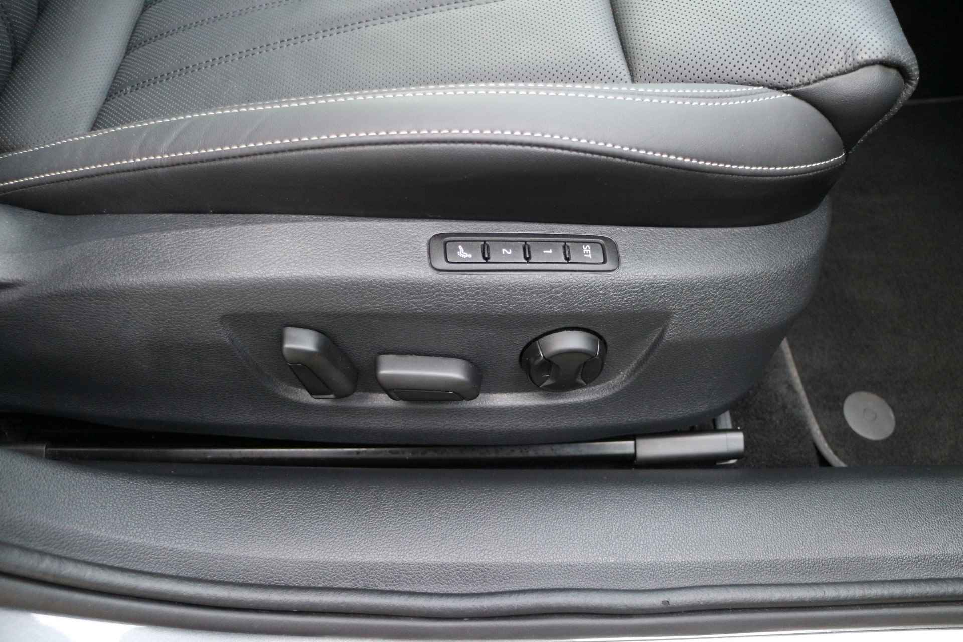 Škoda Superb Combi 1.4 TSI 218pk DSG iV Laurin & Klement , Pano dak, Virtual cockpit, Navi, Led / matrix , Electr. verstelb. stoelen met verw Fabrieksgarantie t/m 04-2025 - 31/92