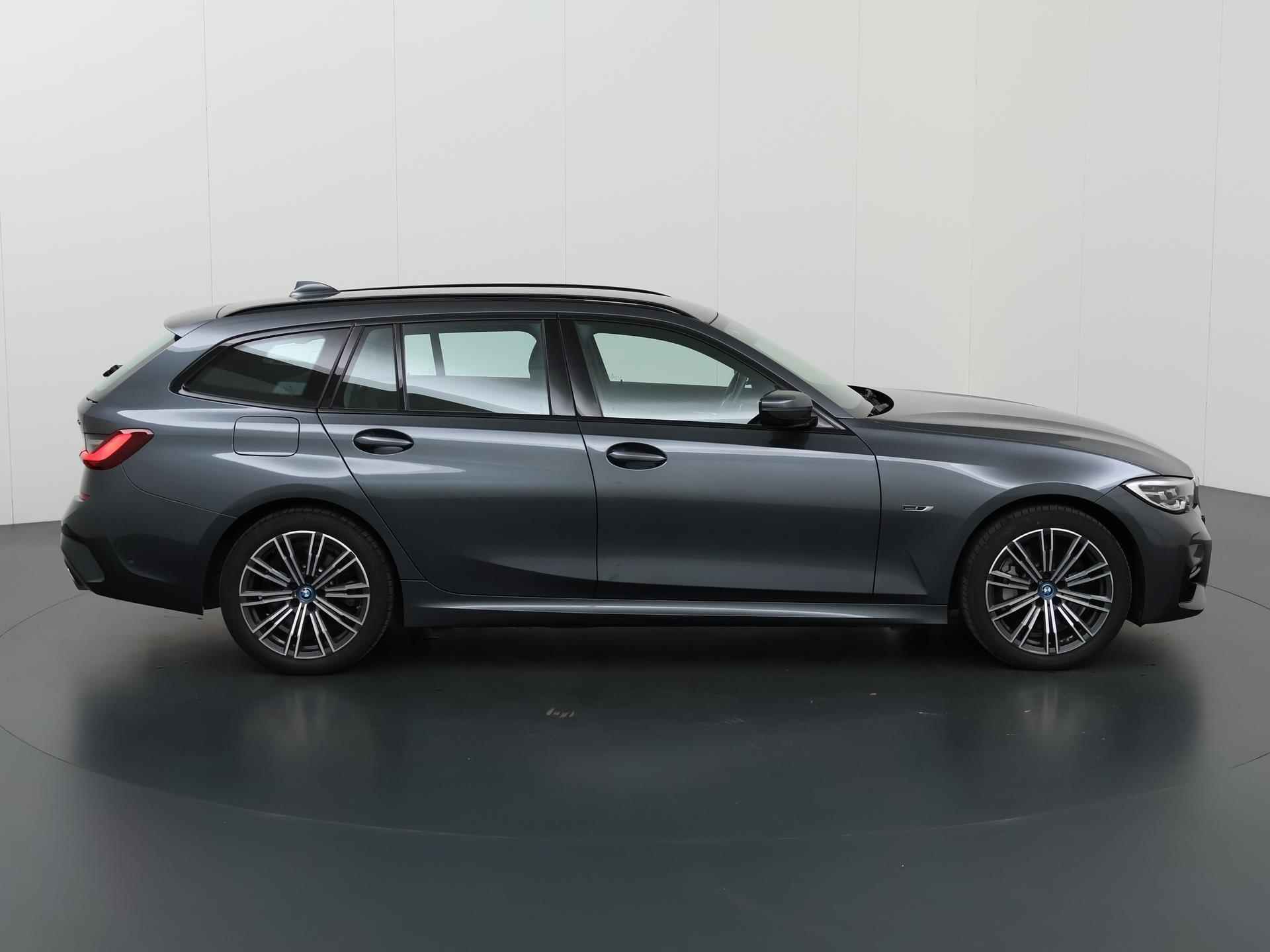 BMW 3-serie Touring 330e Business Edition Plus M-Sport | Trekhaak wegklapbaar | Sportstoelen | Digitaal Dashboard | Apple Car Play | Stoel/Stuurverwarming | Parkeercamera - 7/52