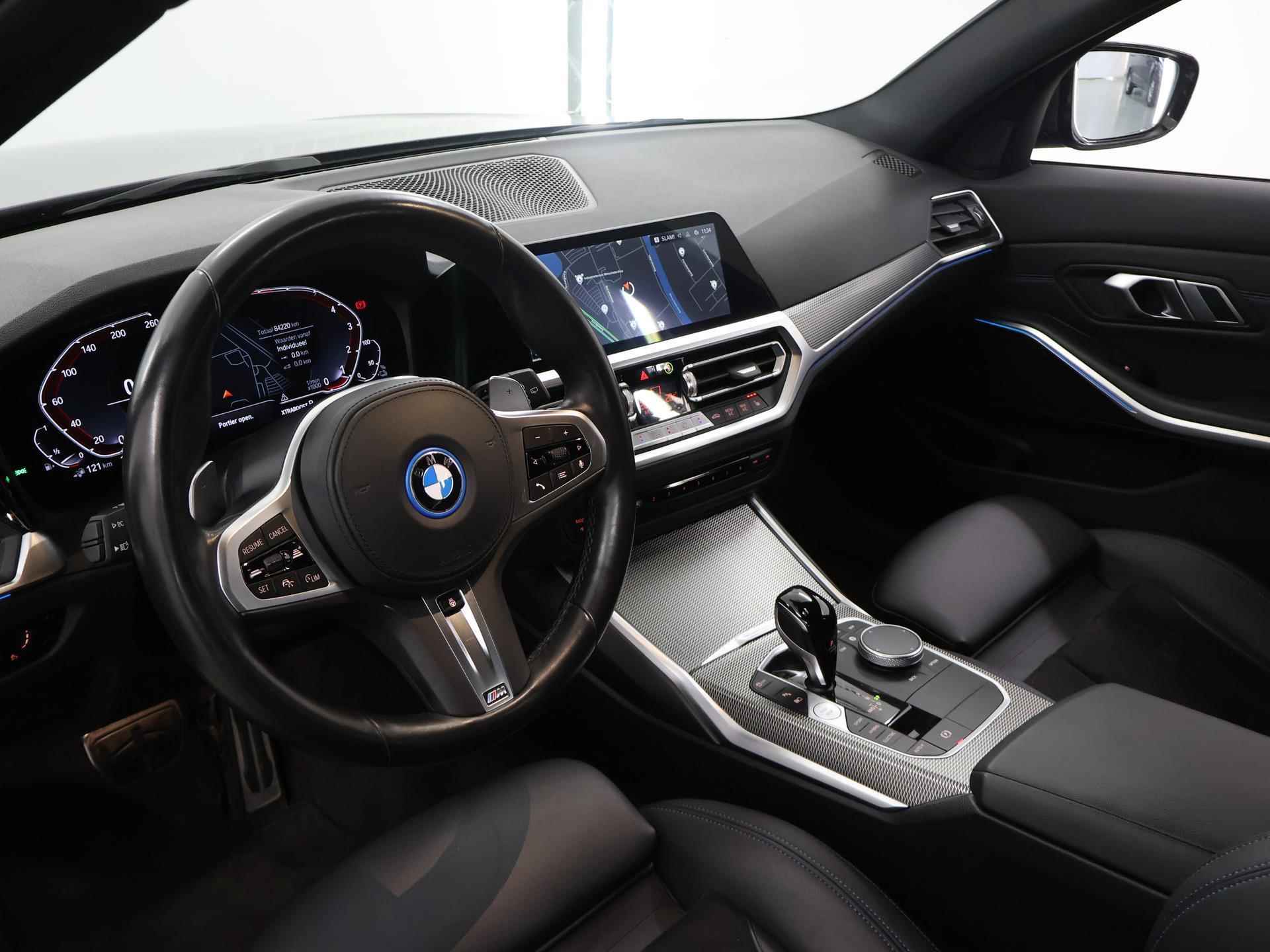 BMW 3-serie Touring 330e Business Edition Plus M-Sport | Trekhaak wegklapbaar | Sportstoelen | Digitaal Dashboard | Apple Car Play | Stoel/Stuurverwarming | Parkeercamera - 8/52