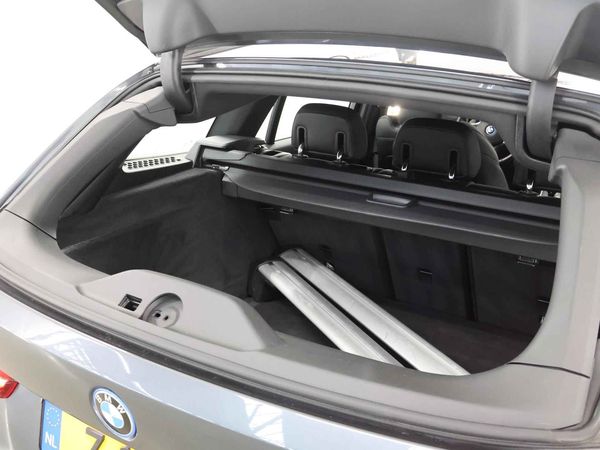 BMW 3-serie Touring 330e Business Edition Plus M-Sport | Trekhaak wegklapbaar | Sportstoelen | Digitaal Dashboard | Apple Car Play | Stoel/Stuurverwarming | Parkeercamera - 45/52