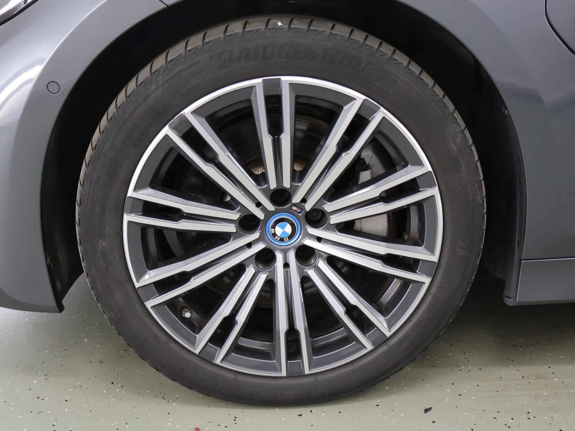 BMW 3-serie Touring 330e Business Edition Plus M-Sport | Trekhaak wegklapbaar | Sportstoelen | Digitaal Dashboard | Apple Car Play | Stoel/Stuurverwarming | Parkeercamera - 49/52
