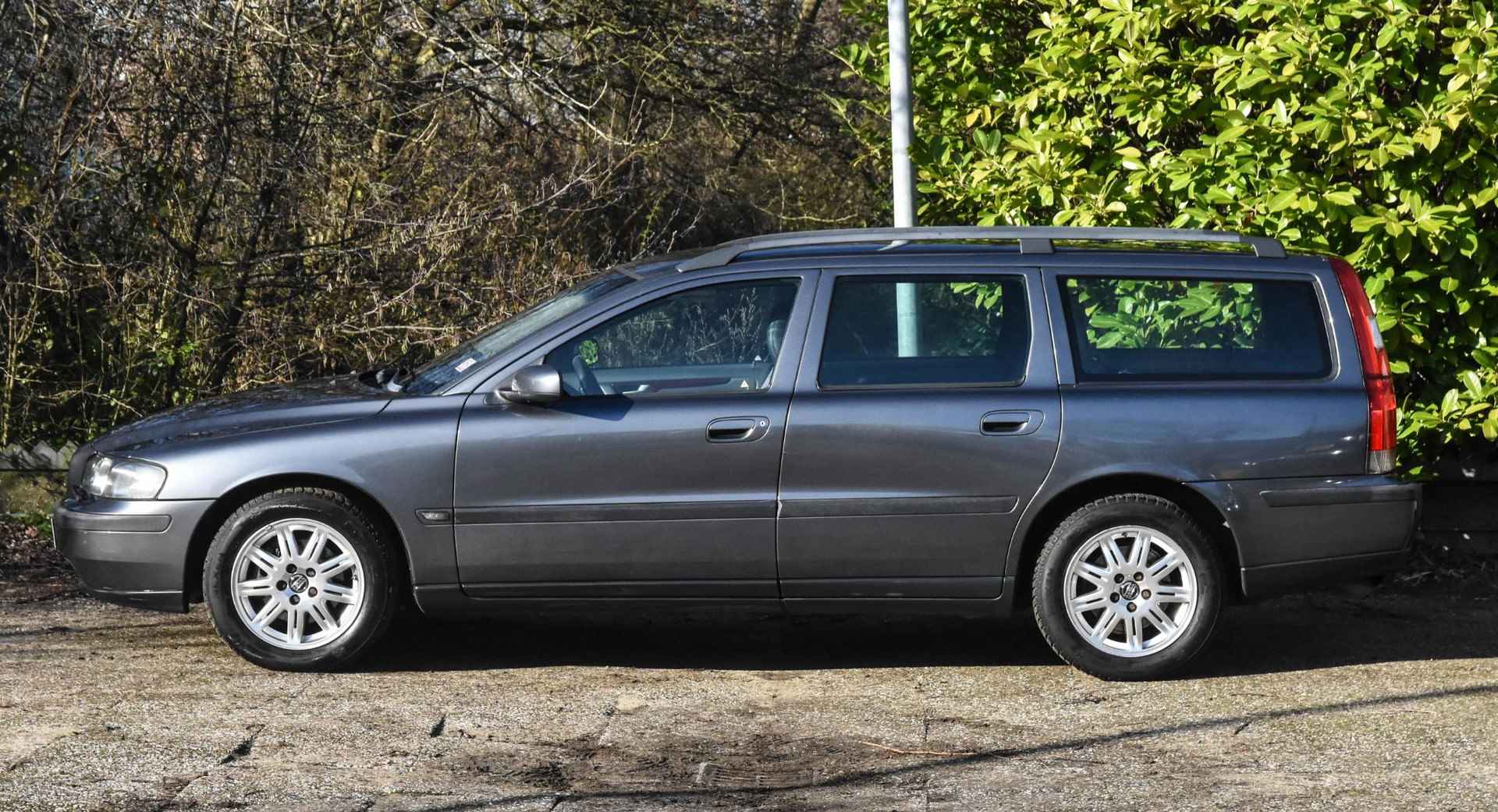 Volvo V70 2.4 Comfort Line automaat / airconditioning / cruise control / stoelverwarming / trekhaak / dakrails / 4 elektrische ramen - 34/38