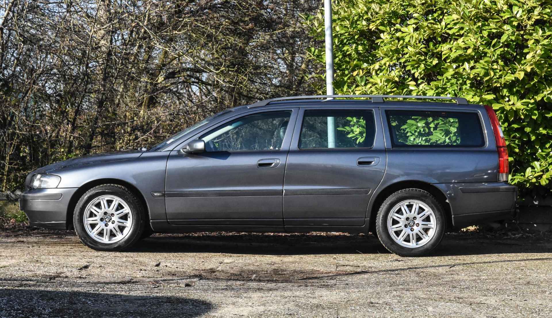 Volvo V70 2.4 Comfort Line automaat / airconditioning / cruise control / stoelverwarming / trekhaak / dakrails / 4 elektrische ramen - 35/38