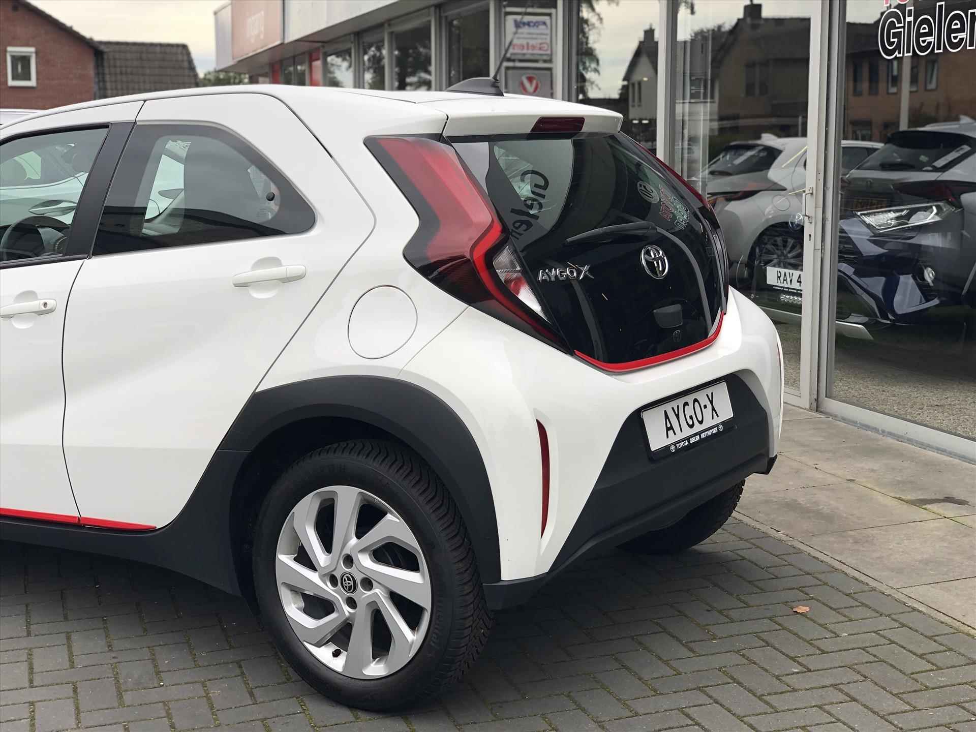 Toyota Aygo X 1.0 VVT-i First | Apple CarPlay/Android Auto, Lichtmetalen velgen, Licht + Regensensor, Parkeersensoren, Stuurbediening - 5/34