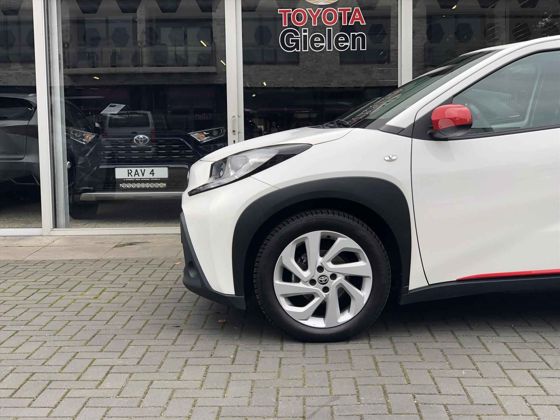 Toyota Aygo X 1.0 VVT-i First | Apple CarPlay/Android Auto, Lichtmetalen velgen, Licht + Regensensor, Parkeersensoren, Stuurbediening - 7/34