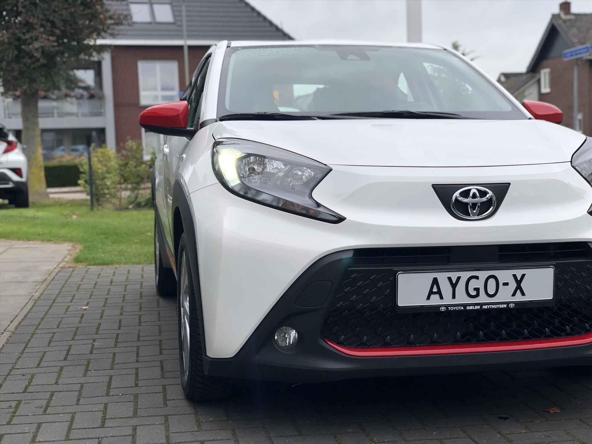 Toyota Aygo X 1.0 VVT-i First | Apple CarPlay/Android Auto, Lichtmetalen velgen, Licht + Regensensor, Parkeersensoren, Stuurbediening - 10/34