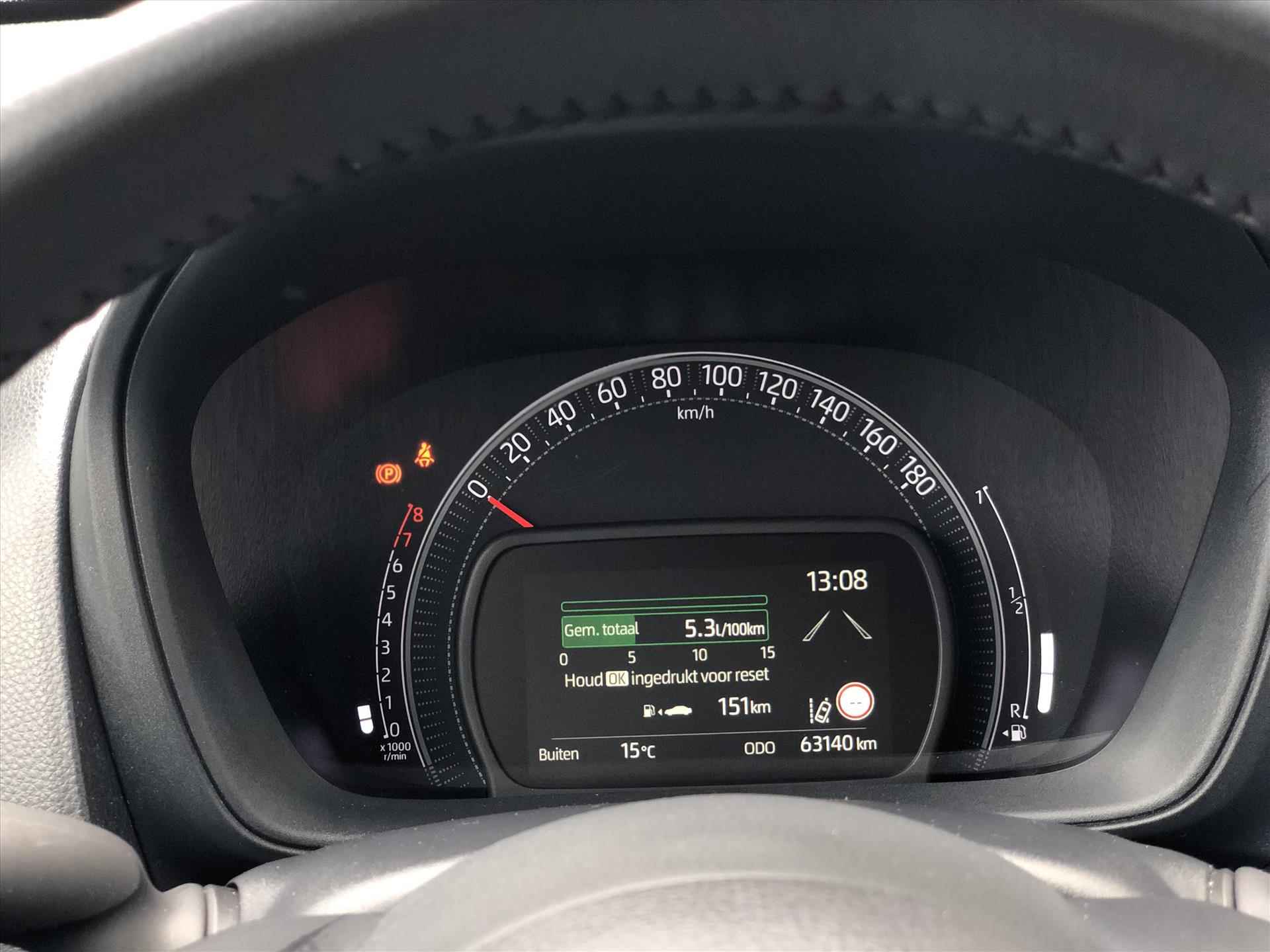 Toyota Aygo X 1.0 VVT-i First | Apple CarPlay/Android Auto, Lichtmetalen velgen, Licht + Regensensor, Parkeersensoren, Stuurbediening - 28/34