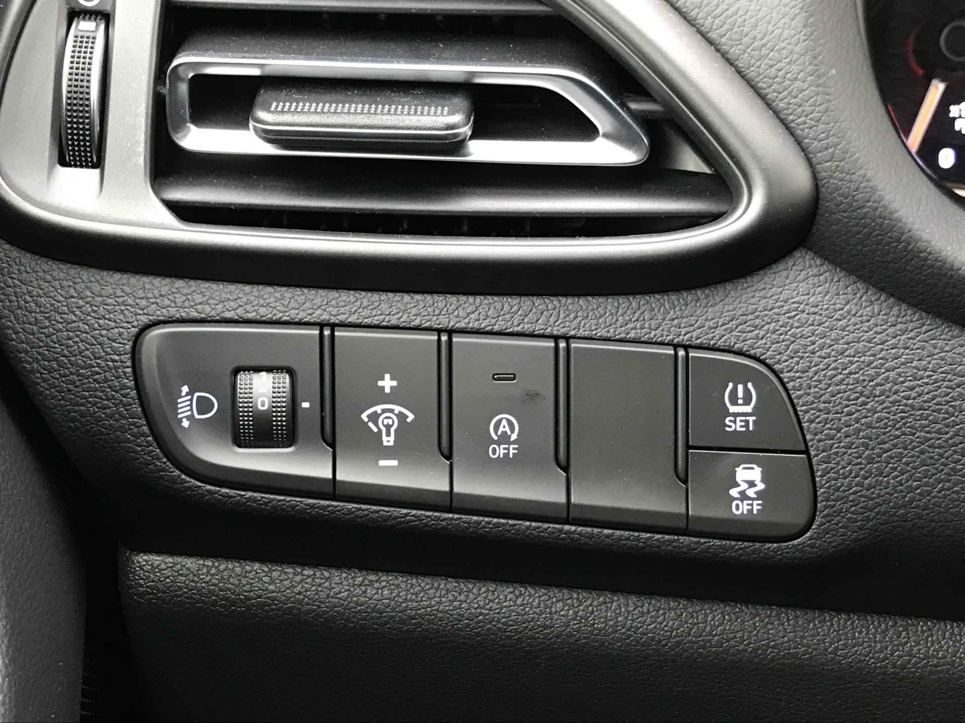 Hyundai i30 Wagon 1.0 T-GDI 120pk MHEV Comfort Smart | Camera | Climate | Keyless | NL. Auto | Full Led | Navigatie | 16" Lichtmetaal | Park - 16/26