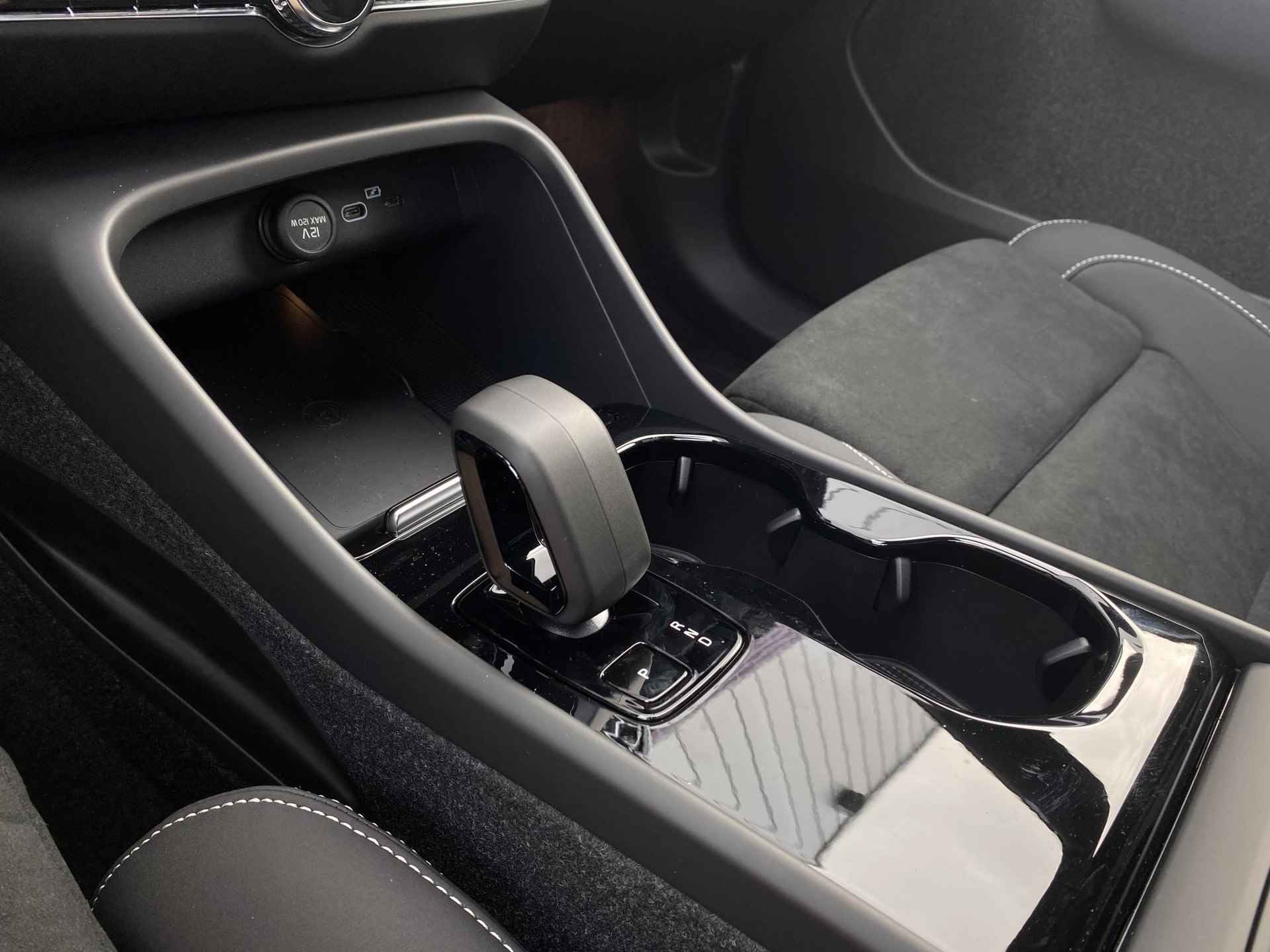Volvo XC40 Single Motor Extended Range Ultimate 82 kWh UIT VOORRAAD LEVERBAAR | 20" | Getint glas | Pixel LED koplampen - 12/22