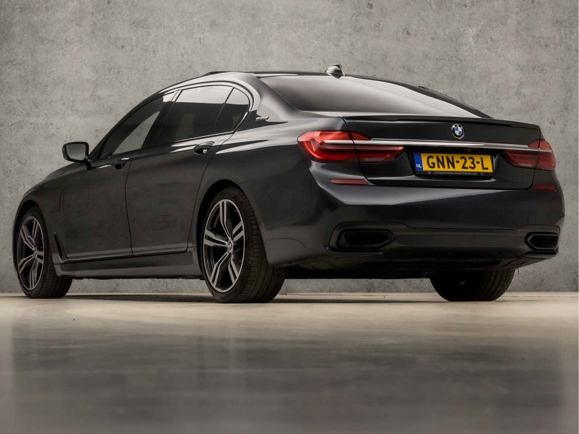 BMW 7 Serie 740Le xDrive iPerformance High Executive 327Pk Automaat (PANORAMADAK, LUCHTVERING, MASSAGE, SOFT CLOSE, MEMORY SEATS, HEAD-UP DISPLAY, 360 CAMERA, LASER KOPLAMPEN, STOELKOELING, NIEUWSTAAT) - 3/56