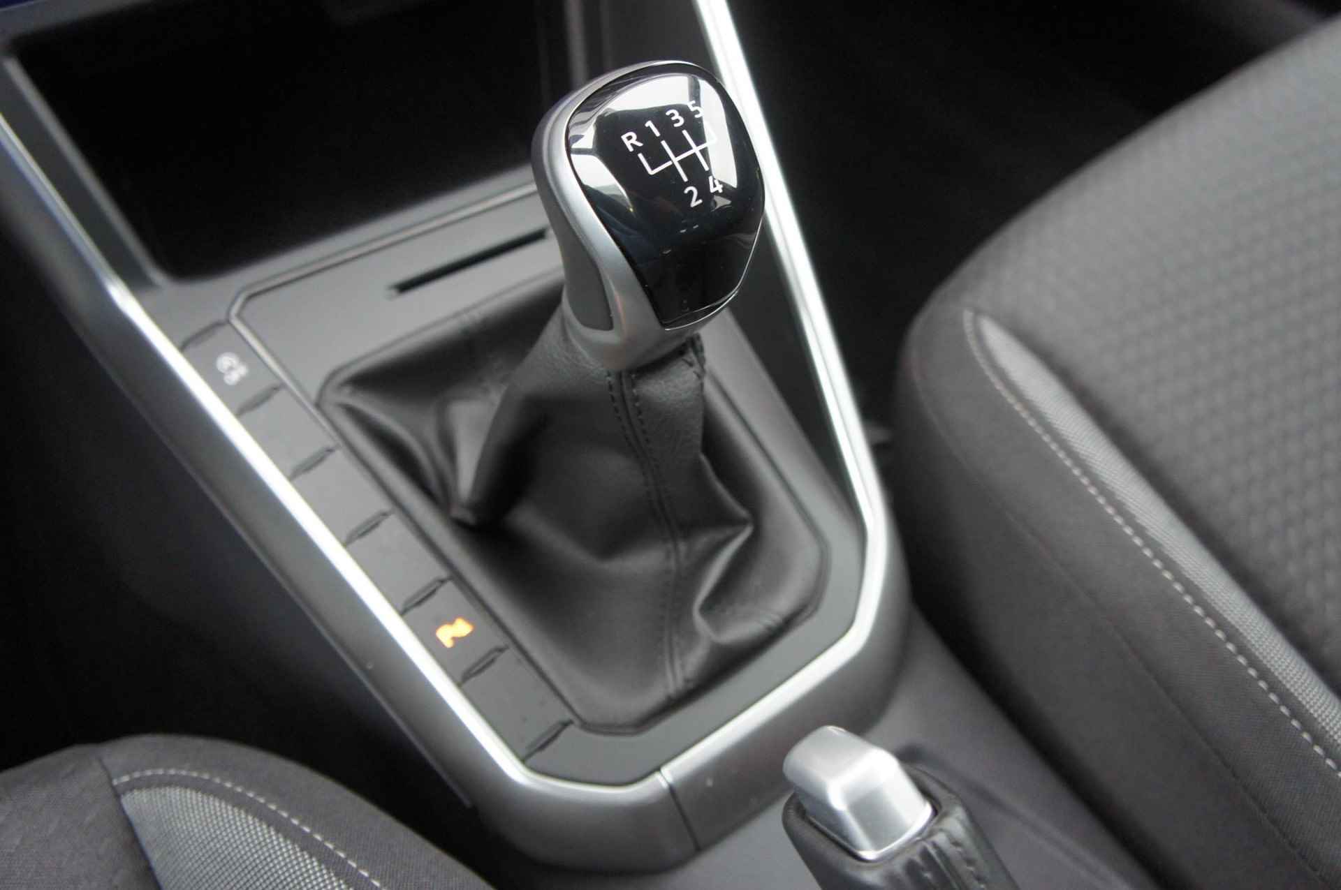 Volkswagen Taigo 1.0 TSI Life | CarPlay | Parkeerhulp | LED | Stoelverwarming - 8/25