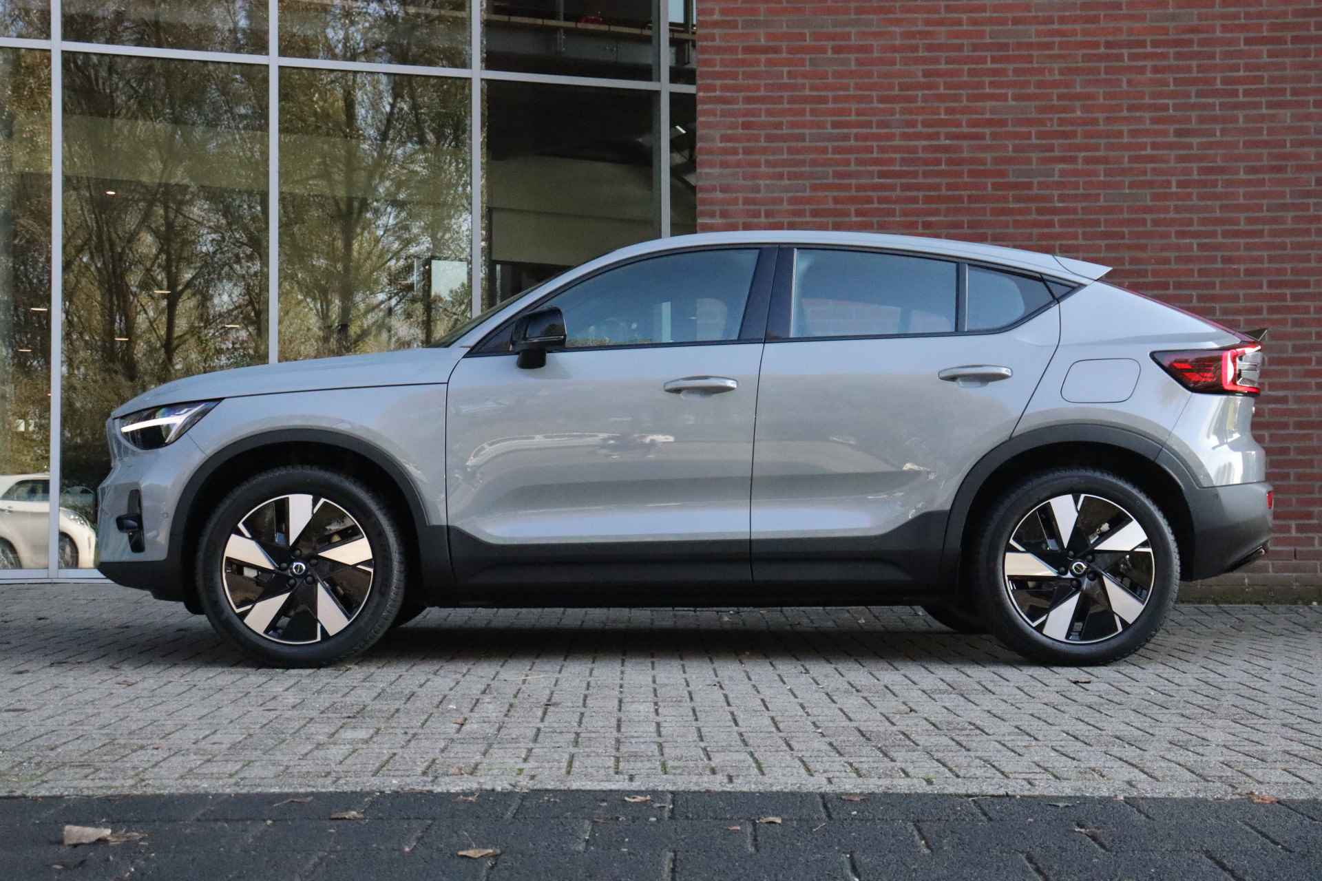 Volvo C40 Single Motor Extended Range Ultimate | 360° Camera | Harman Kardon | Mictrotech Nubuck/Textiel witte bies | Stoel en Stuurwielve - 2/37