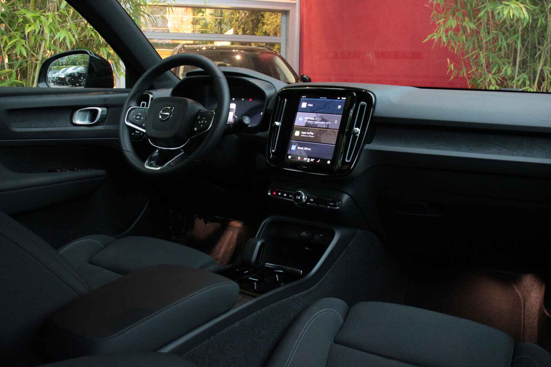 Volvo XC40 Recharge Core 70 kWh | Trekhaak | Achteruitrijcamera | Cruise Control | Stuur- en stoelverwarming | DAB-radio | LED-verlichting - 4/25