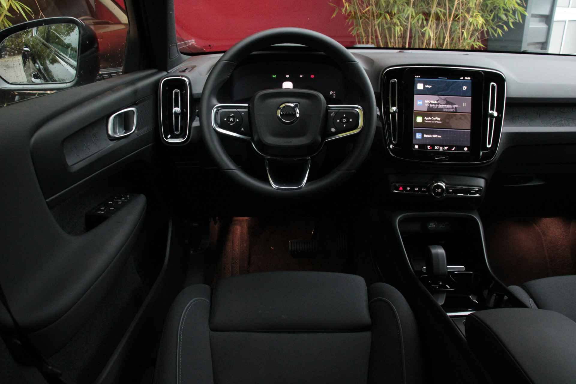 Volvo XC40 Recharge Core 70 kWh | Trekhaak | Achteruitrijcamera | Cruise Control | Stuur- en stoelverwarming | DAB-radio | LED-verlichting - 12/25