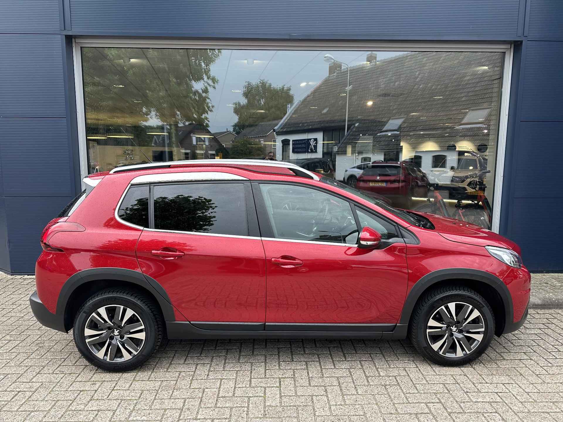 Peugeot 2008 1.2 Turbo 110 pk Allure | 1e Eigenaar | 4 Seizoen Banden | Camera | Dealeronderhouden | Bijzonder nette staat | Navigatie | Apple Carplay+ Android auto | - 7/36