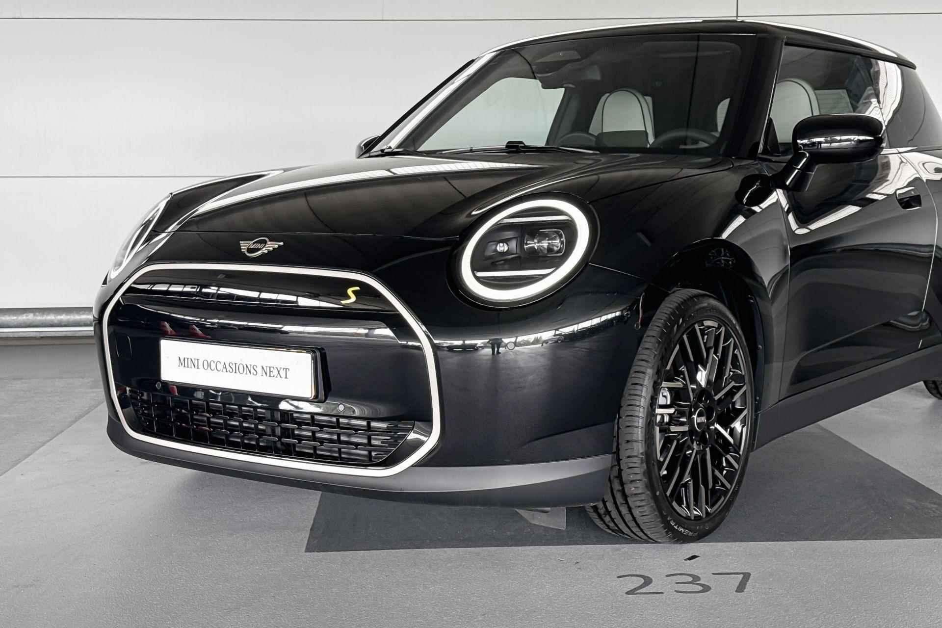 MINI Cooper 3-deurs Electric Cooper SE Favoured 54.2 kWh | Pakket M | Dak in carrosseriekleur - 2/22