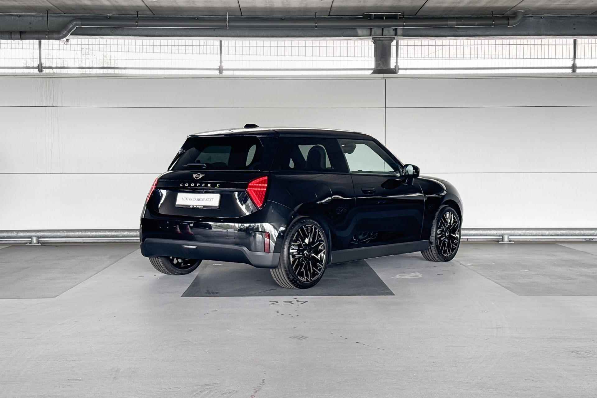 MINI Cooper 3-deurs Electric Cooper SE Favoured 54.2 kWh | Pakket M | Dak in carrosseriekleur - 7/22