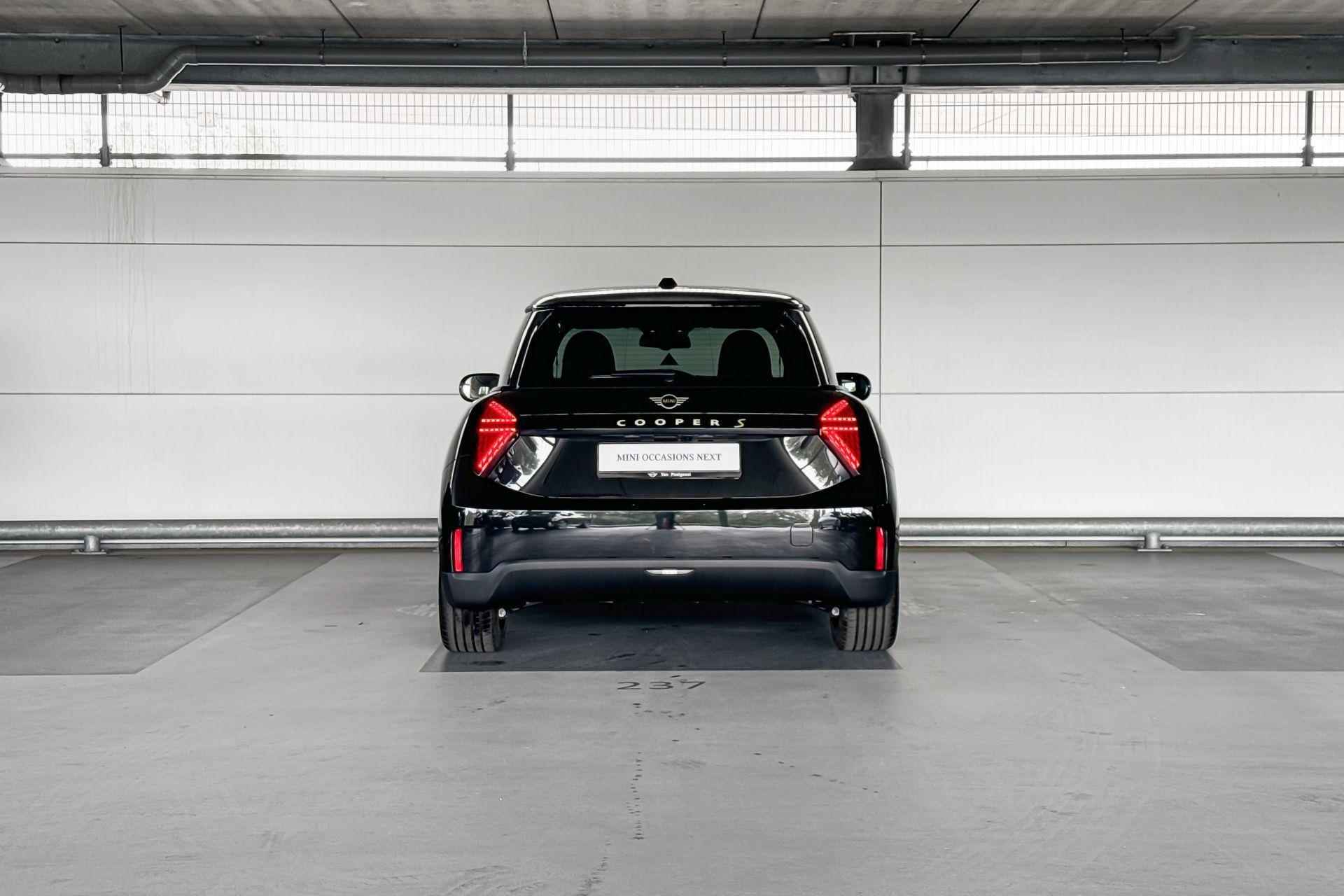 MINI Cooper 3-deurs Electric Cooper SE Favoured 54.2 kWh | Pakket M | Dak in carrosseriekleur - 8/22