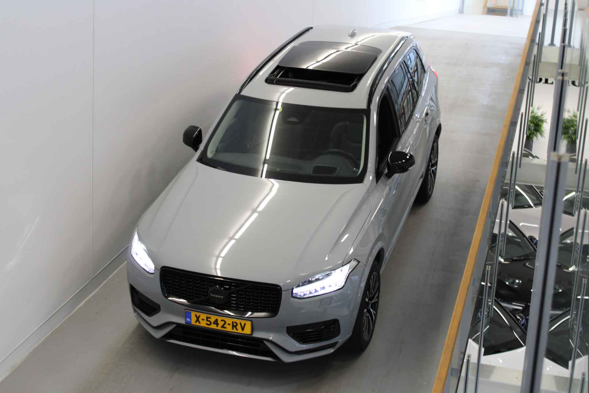 Volvo XC90 T8 455PK AWD Ultimate Dark | Luchtvering | 360º view | All season | Panoramadak | HUD - 32/69