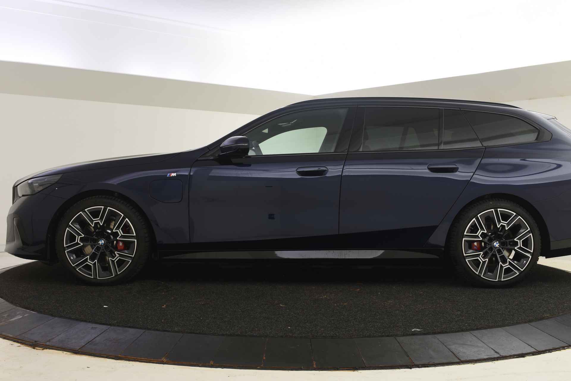 BMW 5 Serie Touring 530e High Executive M Sport Automaat / Panoramadak / Trekhaak / Bowers & Wilkins / Parking Assistant Plus / Stoelventilatie / Adaptieve LED / Comfort Access - 4/50