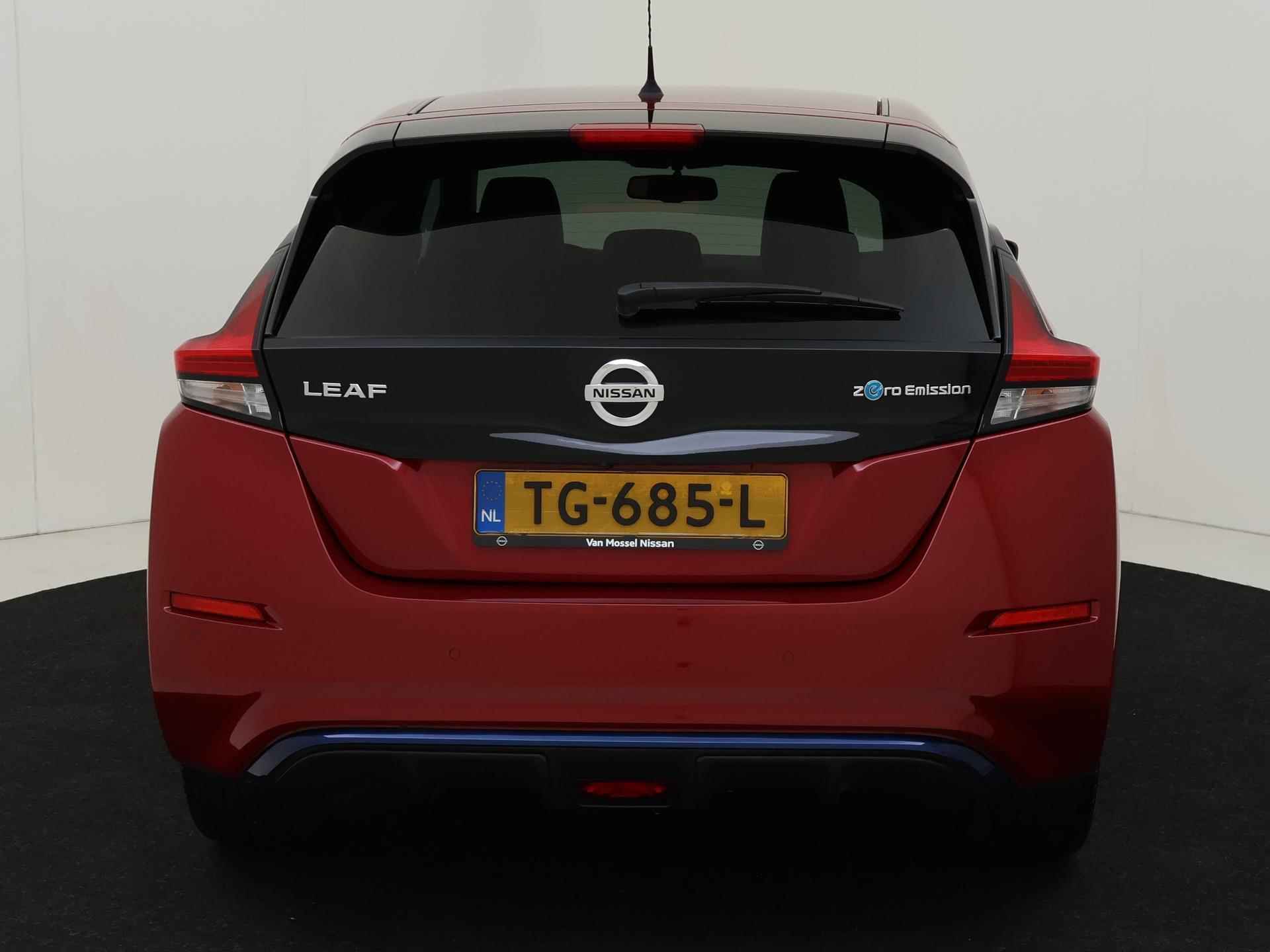 Nissan LEAF Tekna 40 kWh | Stuur en Stoelverwarming | Navigatie | Camera's rondom - 8/29